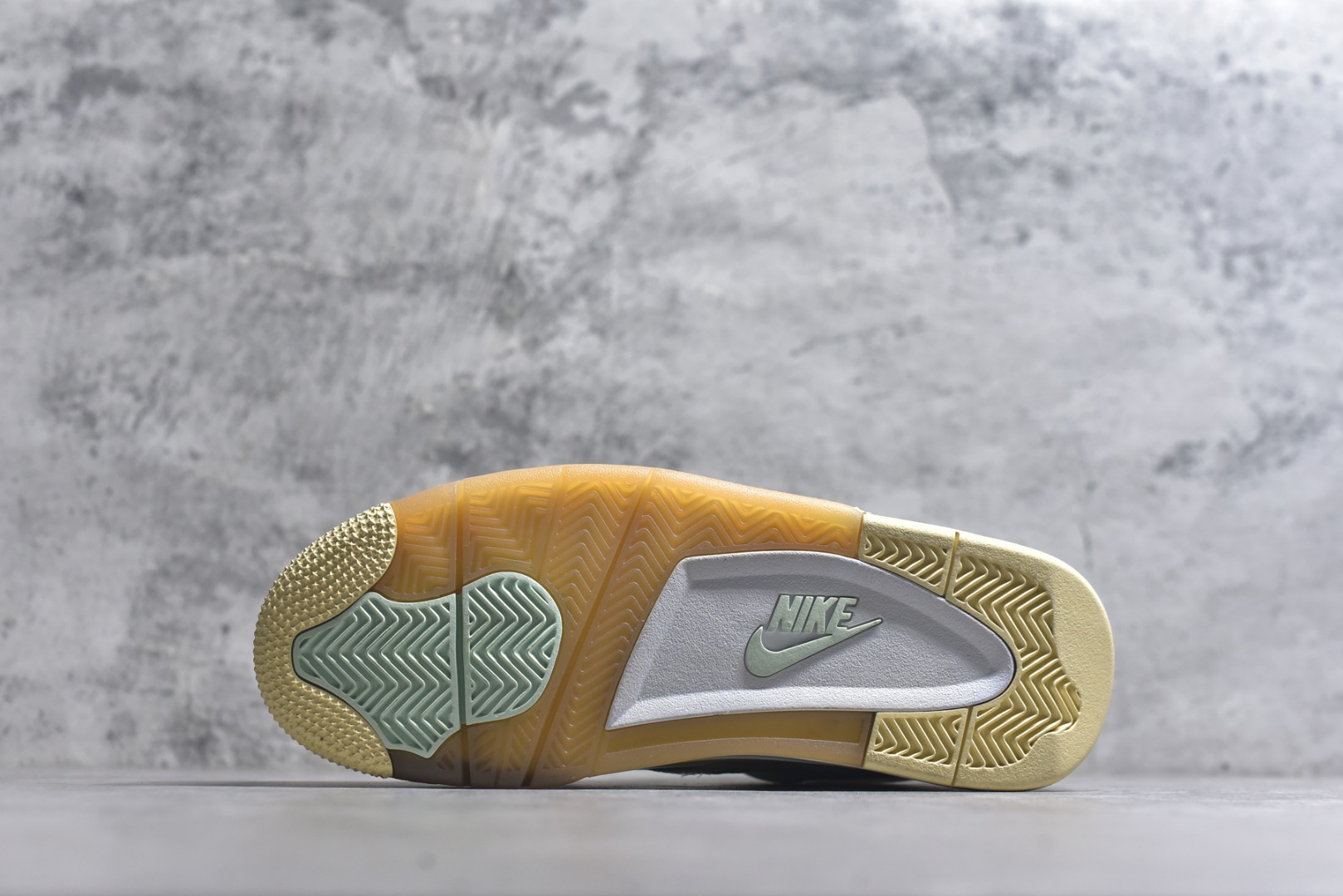 图片[6]-#Off-White™ x Air Jordan AJ4 Retro\”Cream/Sail\” OW联名白帆 CV9388-100 市售最强白帆 高端零售指定版本 采用原厂韩国进口网纱 全鞋电脑定位针车 原档案精准数据分码段标语 独家原装大底注意带氧化效果 \”双面Air OW\”字样精准对位 正确中底钢印 原厂特供皮料加持 确保原汁原味 完美呈现四代版型 一比一鞋头弧度高度鞋身弧度 数据细节工艺流程均保持原鞋一致 原厂TPU网格鞋带扣 正确内里网布 菱角分明不变形无多余毛边 柔软性质感一致于原鞋 原厂织唛标 原厂飞人电绣工艺 尾指中部跳三针 独家绑鞋带手法 印刷中底布 四线拉帮 米色美纹纸贴合固定 进口港宝加持 后跟自然饱满 全鞋荧光划线卡点 追求极致完美 每一双都是工艺品 多重QC质检 超越公司货的品控标准 实实在在的免检产品 尺码：36-48-选品中心