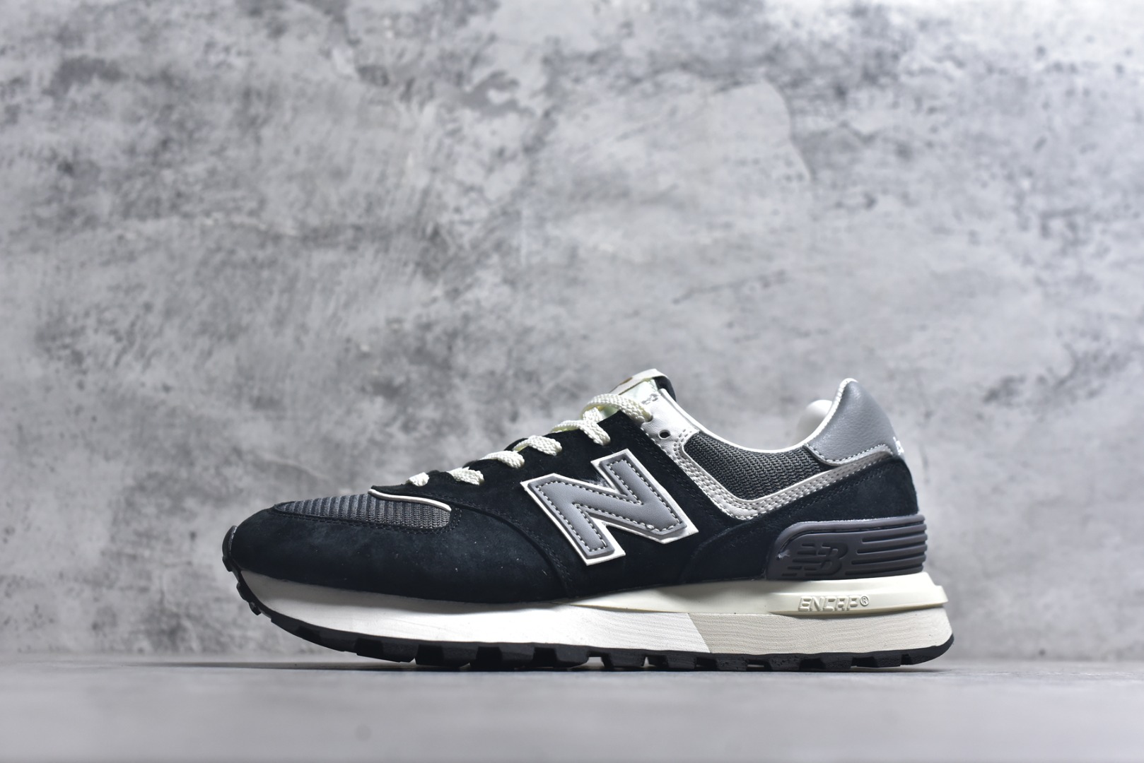 #New Balance NB574 低帮复古休闲慢跑鞋 毛边牛仔面料 ENCAP缓震中底 原盒原标 天猫京东平台专供 早期外围实体充正案例无数，外贸客户指定订单 前后掌分段组合大底 内置科技软底 缓震效果极佳 货号：U574LGG1 尺码：36-45-选品中心