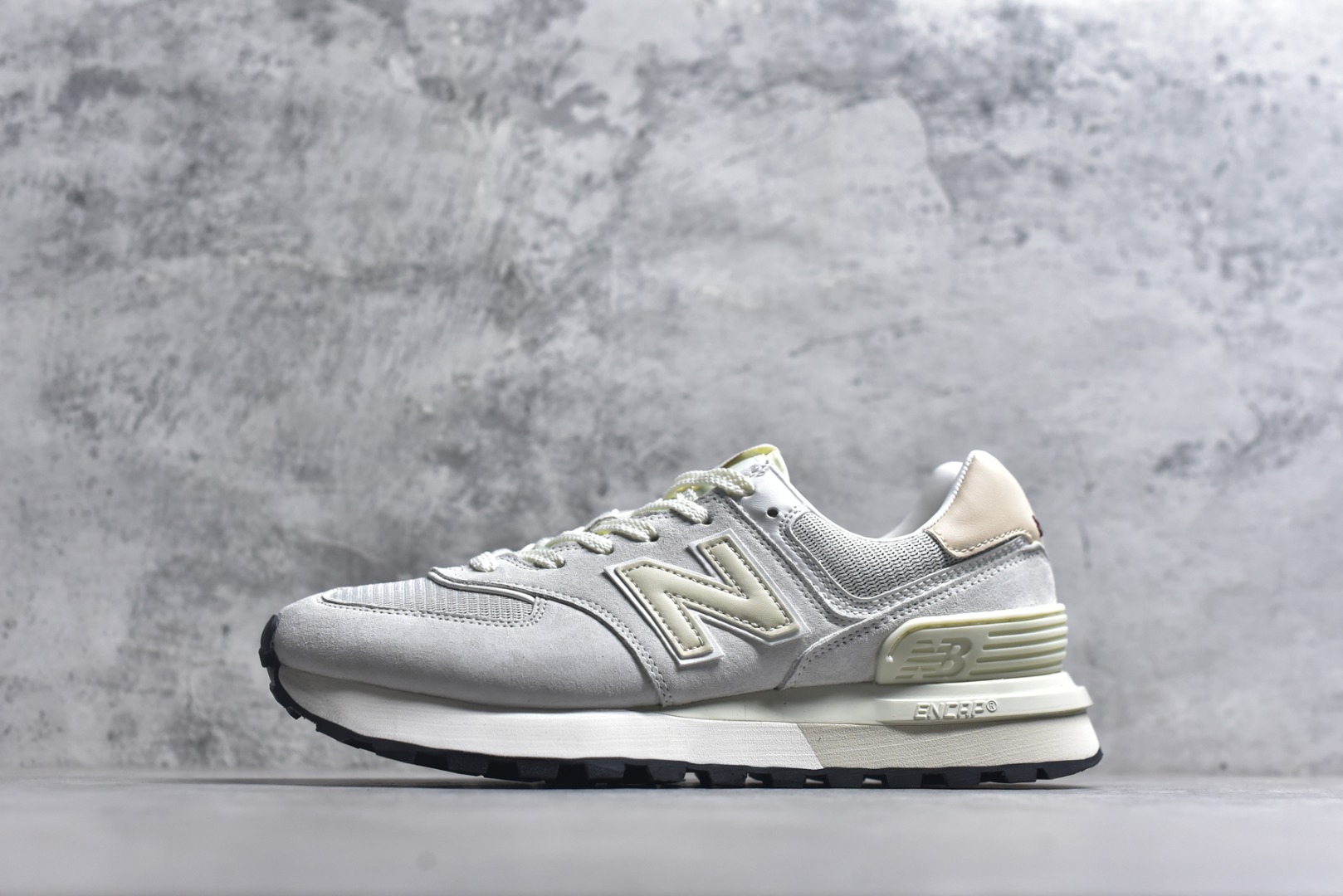 #New Balance NB574 低帮复古休闲慢跑鞋 毛边牛仔面料 ENCAP缓震中底 原盒原标 天猫京东平台专供 早期外围实体充正案例无数，外贸客户指定订单 前后掌分段组合大底 内置科技软底 缓震效果极佳 货号：U574LGE1 尺码：36-45-选品中心