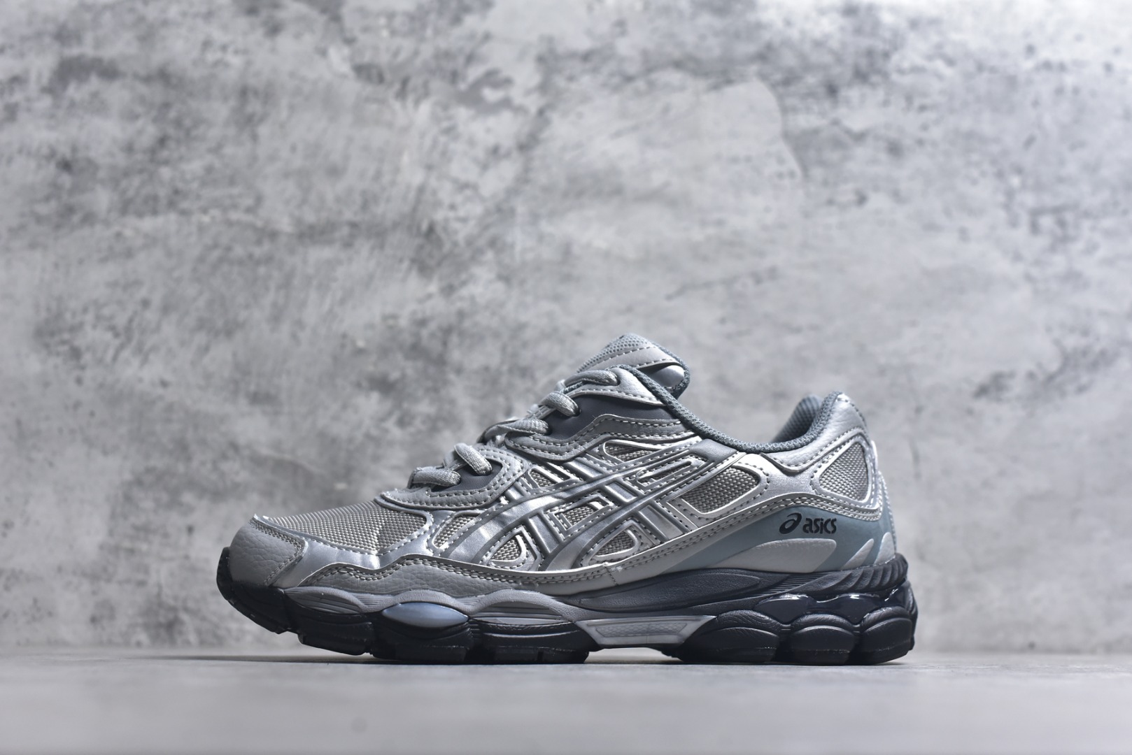 #Asics Gel-NYC 亚瑟士防滑耐磨休闲运动跑鞋 采用双层提花网面设计 提高包裹性和透气性 后跟搭载稳定系统科技T-GEL提升整体支撑力和结构感 减少对身体带来的冲击负荷 创新中底至轻回弹 货号：1203A280-020 尺码：36-47-选品中心