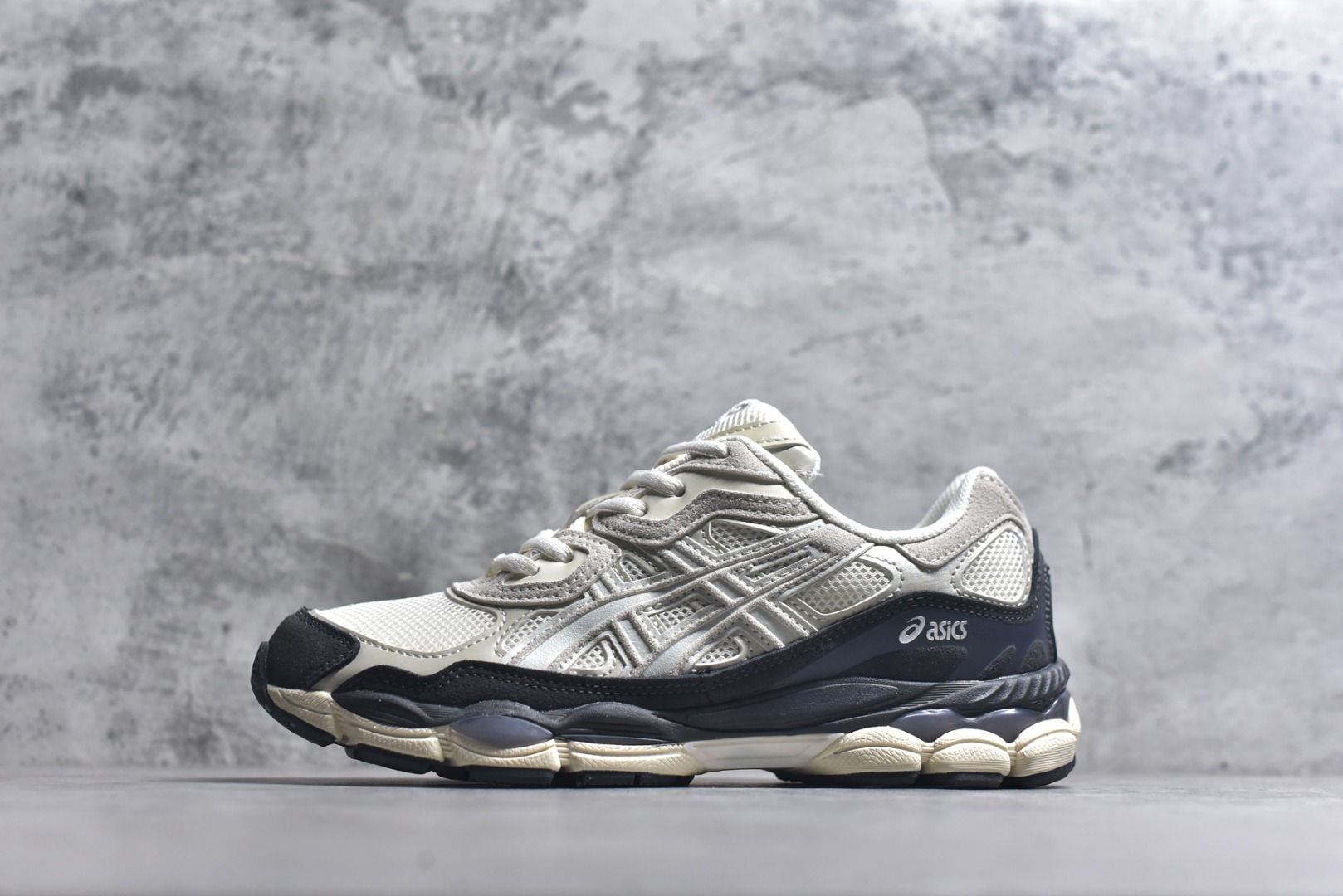 #Asics Gel-NYC 亚瑟士防滑耐磨休闲运动跑鞋 采用双层提花网面设计 提高包裹性和透气性 后跟搭载稳定系统科技T-GEL提升整体支撑力和结构感 减少对身体带来的冲击负荷 创新中底至轻回弹 货号：1203A383-111 尺码：36-47-选品中心