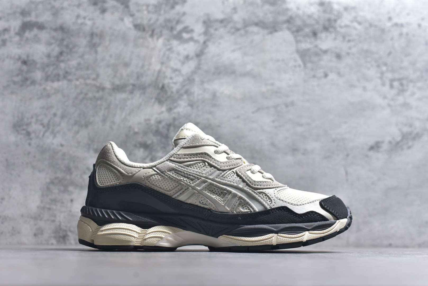 图片[3]-#Asics Gel-NYC 亚瑟士防滑耐磨休闲运动跑鞋 采用双层提花网面设计 提高包裹性和透气性 后跟搭载稳定系统科技T-GEL提升整体支撑力和结构感 减少对身体带来的冲击负荷 创新中底至轻回弹 货号：1203A383-111 尺码：36-47-选品中心