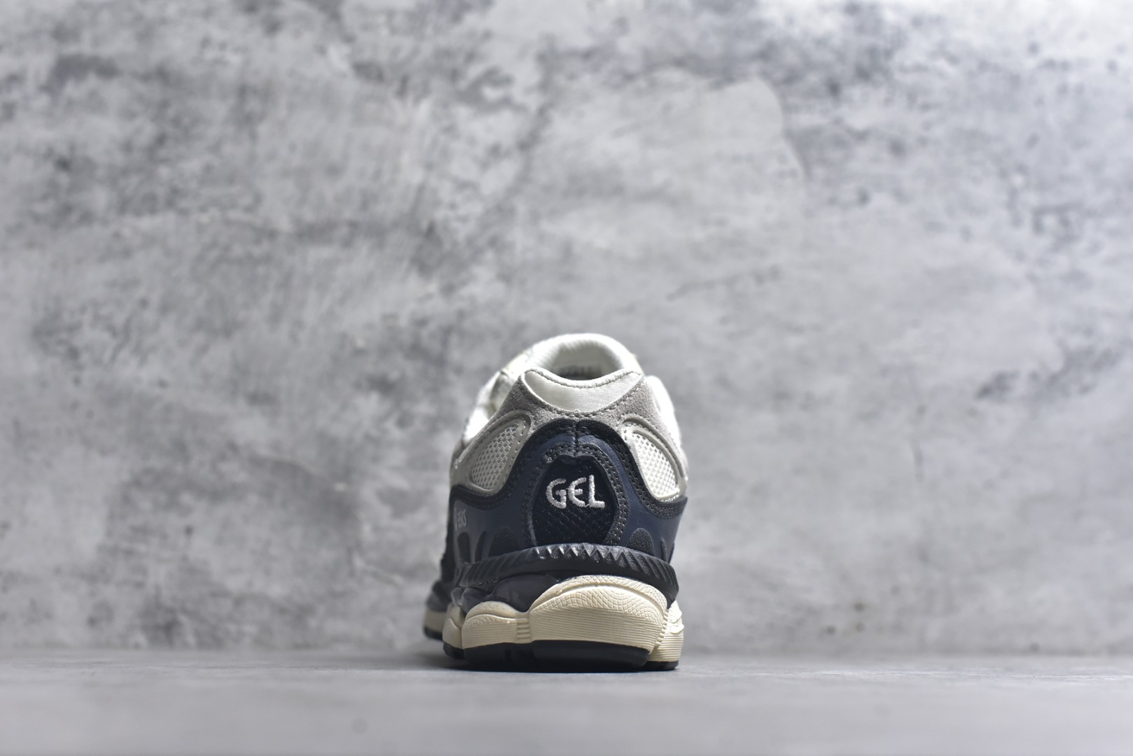 图片[5]-#Asics Gel-NYC 亚瑟士防滑耐磨休闲运动跑鞋 采用双层提花网面设计 提高包裹性和透气性 后跟搭载稳定系统科技T-GEL提升整体支撑力和结构感 减少对身体带来的冲击负荷 创新中底至轻回弹 货号：1203A383-111 尺码：36-47-选品中心