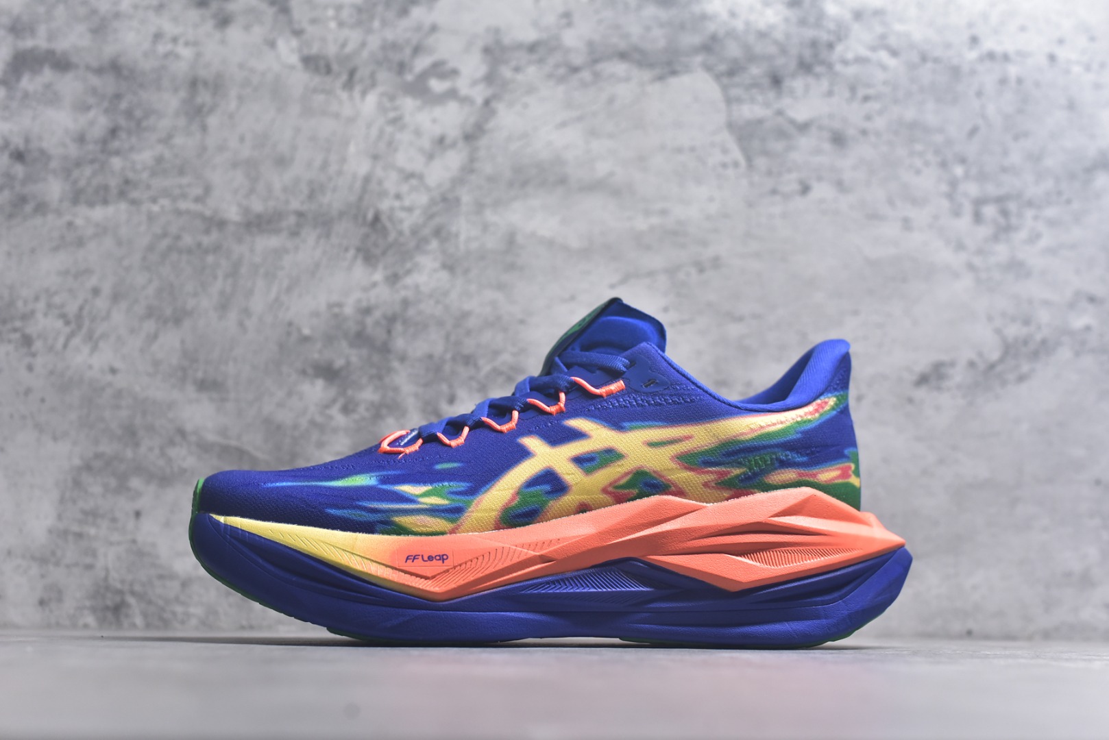 #Asics SuperBlast 3 轻量回弹舒适透气支撑跑步鞋 亚瑟士Superblast 3是一双无碳板全能超级训练鞋，核心升级为竞速级FF Leap中底，更软弹、更轻，能量回馈显著提升，适合轻松跑、长距离与快节奏训练。轻量工程网眼，按区域调整织法与孔径，兼顾透气与贴合。上层为竞速级FF Leap A-TPU超临界发泡材料，下层约10mmFF Blast Plus提供支撑与耐久。前掌ASICSGRIP抓地，后跟/外侧RF AHAR Lo耐磨。 货号：1013A180-001 尺码：36 37 37.5 38 39 39.5 40 40.5 41.5 42 42.5 43.5 44 44.5 45-选品中心