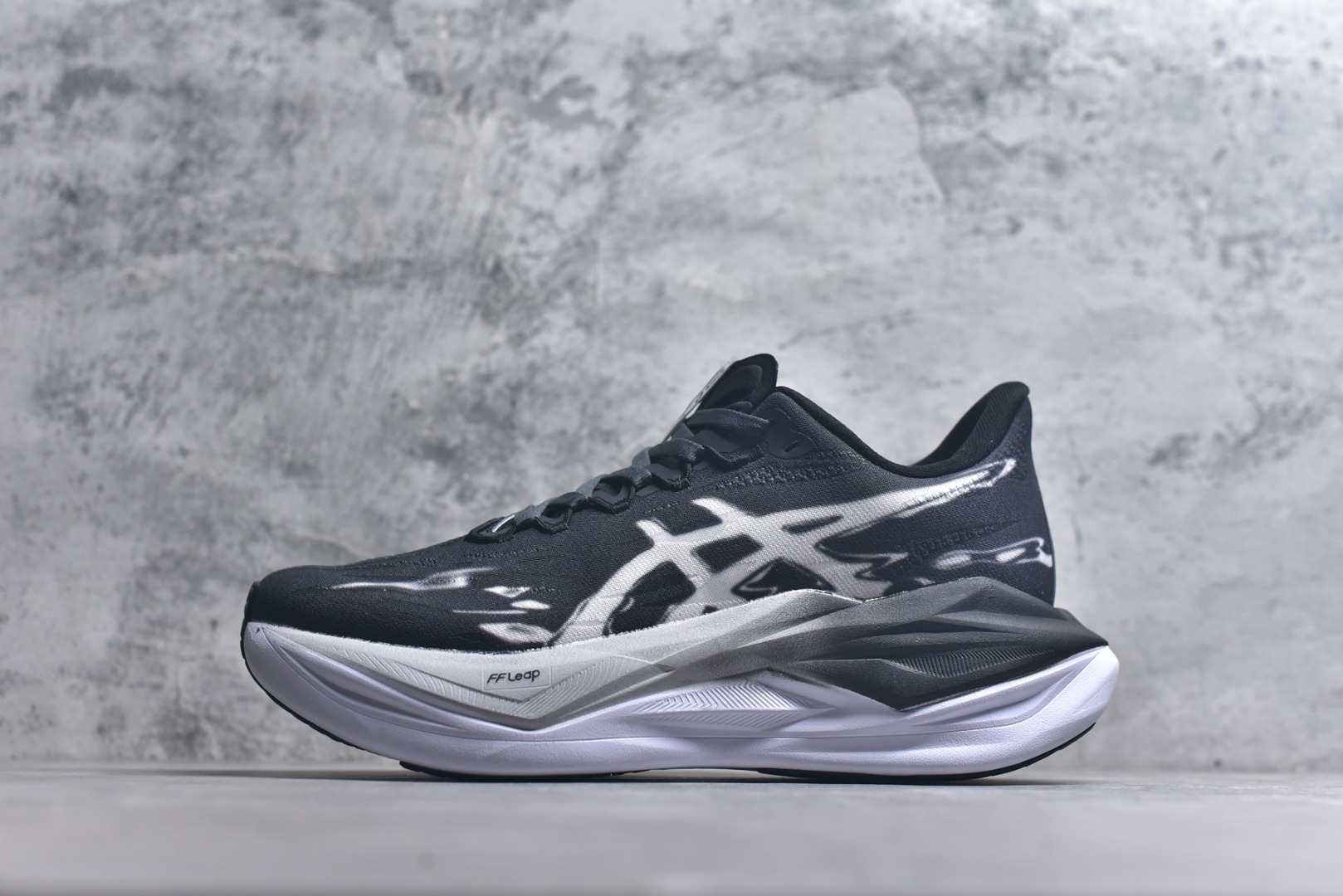 #Asics SuperBlast 3 轻量回弹舒适透气支撑跑步鞋 亚瑟士Superblast 3是一双无碳板全能超级训练鞋，核心升级为竞速级FF Leap中底，更软弹、更轻，能量回馈显著提升，适合轻松跑、长距离与快节奏训练。轻量工程网眼，按区域调整织法与孔径，兼顾透气与贴合。上层为竞速级FF Leap A-TPU超临界发泡材料，下层约10mmFF Blast Plus提供支撑与耐久。前掌ASICSGRIP抓地，后跟/外侧RF AHAR Lo耐磨。 货号：103A168-206 尺码：36 37 37.5 38 39 39.5 40 40.5 41.5 42 42.5 43.5 44 44.5 45-选品中心
