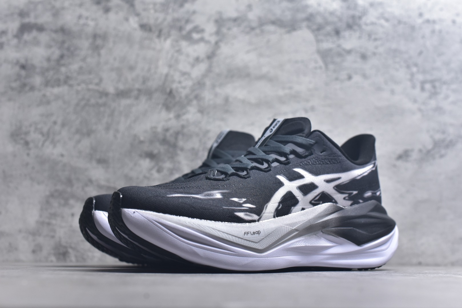 图片[2]-#Asics SuperBlast 3 轻量回弹舒适透气支撑跑步鞋 亚瑟士Superblast 3是一双无碳板全能超级训练鞋，核心升级为竞速级FF Leap中底，更软弹、更轻，能量回馈显著提升，适合轻松跑、长距离与快节奏训练。轻量工程网眼，按区域调整织法与孔径，兼顾透气与贴合。上层为竞速级FF Leap A-TPU超临界发泡材料，下层约10mmFF Blast Plus提供支撑与耐久。前掌ASICSGRIP抓地，后跟/外侧RF AHAR Lo耐磨。 货号：103A168-206 尺码：36 37 37.5 38 39 39.5 40 40.5 41.5 42 42.5 43.5 44 44.5 45-选品中心