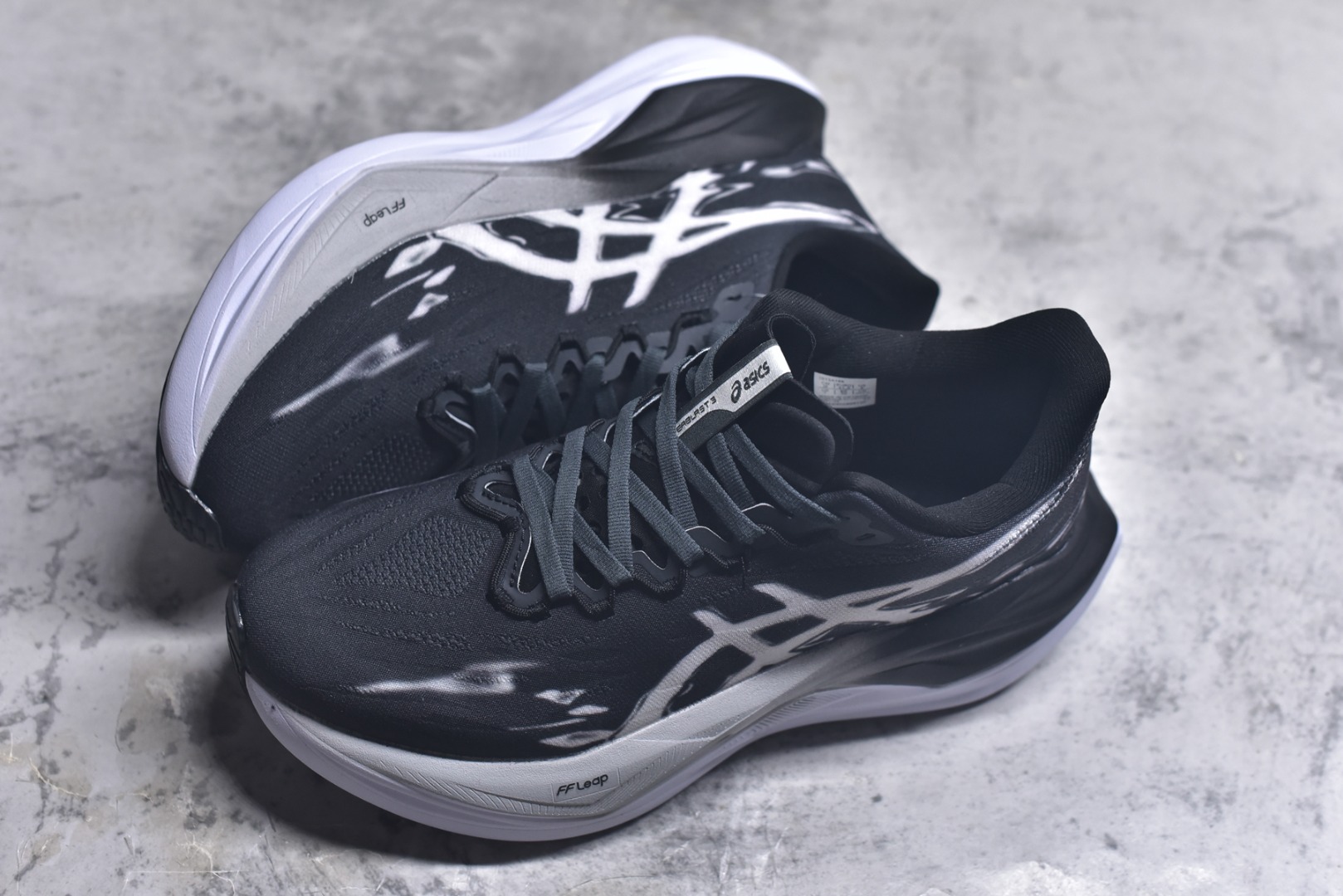 图片[7]-#Asics SuperBlast 3 轻量回弹舒适透气支撑跑步鞋 亚瑟士Superblast 3是一双无碳板全能超级训练鞋，核心升级为竞速级FF Leap中底，更软弹、更轻，能量回馈显著提升，适合轻松跑、长距离与快节奏训练。轻量工程网眼，按区域调整织法与孔径，兼顾透气与贴合。上层为竞速级FF Leap A-TPU超临界发泡材料，下层约10mmFF Blast Plus提供支撑与耐久。前掌ASICSGRIP抓地，后跟/外侧RF AHAR Lo耐磨。 货号：103A168-206 尺码：36 37 37.5 38 39 39.5 40 40.5 41.5 42 42.5 43.5 44 44.5 45-选品中心