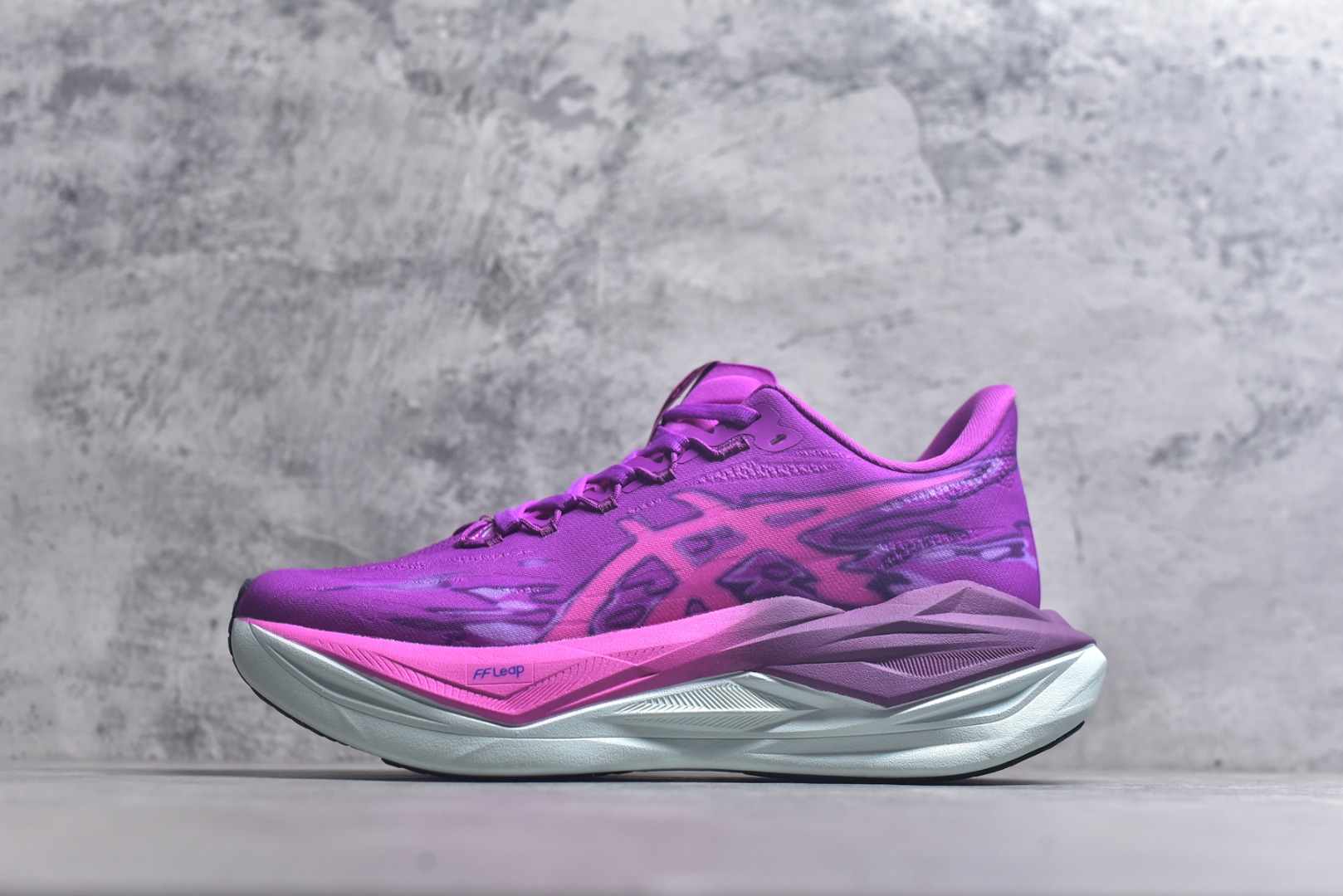 #Asics SuperBlast 3 轻量回弹舒适透气支撑跑步鞋 亚瑟士Superblast 3是一双无碳板全能超级训练鞋，核心升级为竞速级FF Leap中底，更软弹、更轻，能量回馈显著提升，适合轻松跑、长距离与快节奏训练。轻量工程网眼，按区域调整织法与孔径，兼顾透气与贴合。上层为竞速级FF Leap A-TPU超临界发泡材料，下层约10mmFF Blast Plus提供支撑与耐久。前掌ASICSGRIP抓地，后跟/外侧RF AHAR Lo耐磨。 货号：103A186-209 尺码：36 37 37.5 38 39 39.5 40 40.5 41.5 42 42.5 43.5 44 44.5 45-选品中心