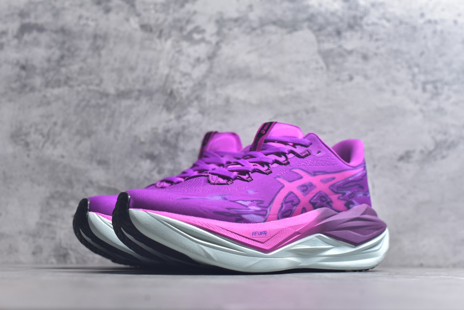 图片[2]-#Asics SuperBlast 3 轻量回弹舒适透气支撑跑步鞋 亚瑟士Superblast 3是一双无碳板全能超级训练鞋，核心升级为竞速级FF Leap中底，更软弹、更轻，能量回馈显著提升，适合轻松跑、长距离与快节奏训练。轻量工程网眼，按区域调整织法与孔径，兼顾透气与贴合。上层为竞速级FF Leap A-TPU超临界发泡材料，下层约10mmFF Blast Plus提供支撑与耐久。前掌ASICSGRIP抓地，后跟/外侧RF AHAR Lo耐磨。 货号：103A186-209 尺码：36 37 37.5 38 39 39.5 40 40.5 41.5 42 42.5 43.5 44 44.5 45-选品中心