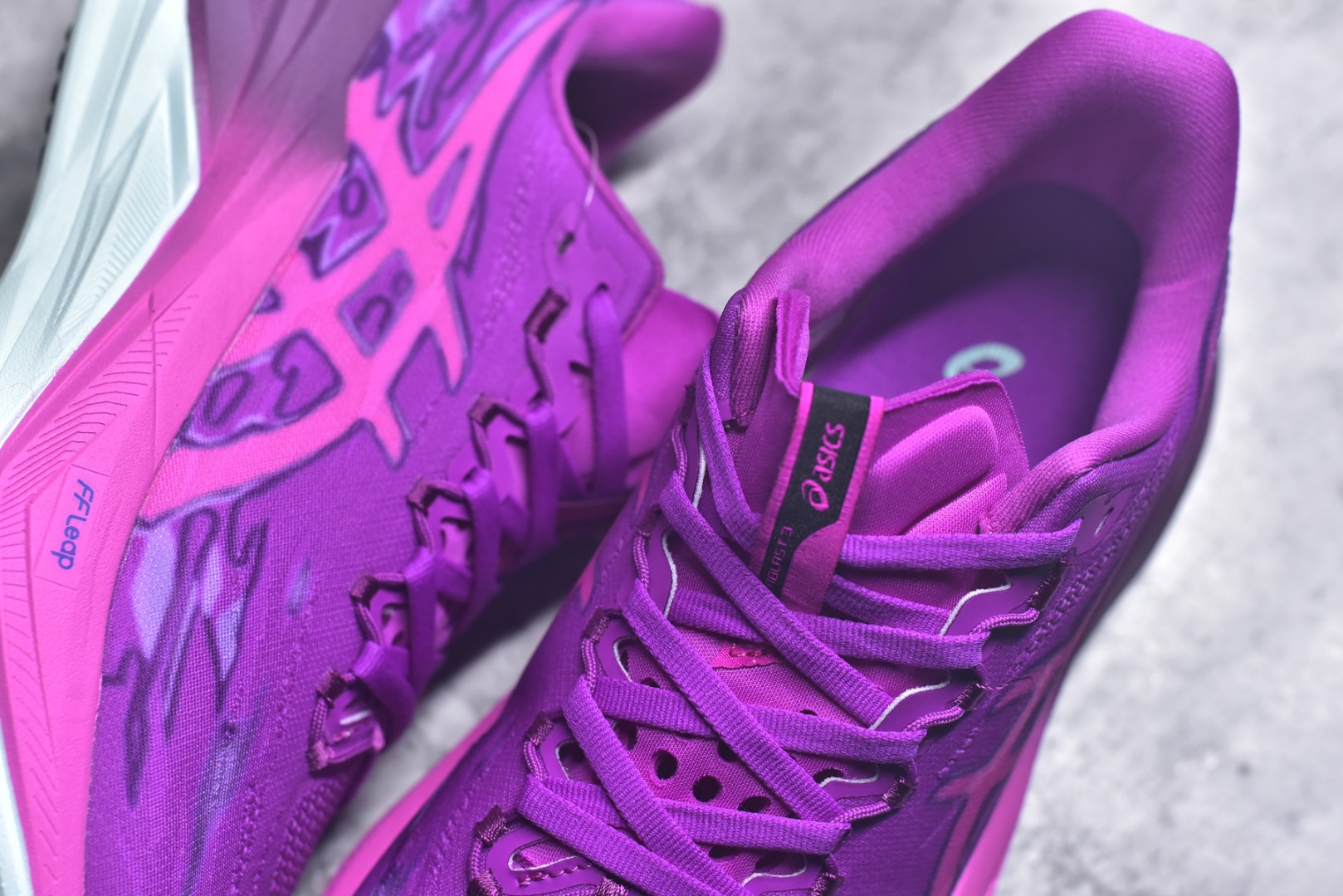 图片[9]-#Asics SuperBlast 3 轻量回弹舒适透气支撑跑步鞋 亚瑟士Superblast 3是一双无碳板全能超级训练鞋，核心升级为竞速级FF Leap中底，更软弹、更轻，能量回馈显著提升，适合轻松跑、长距离与快节奏训练。轻量工程网眼，按区域调整织法与孔径，兼顾透气与贴合。上层为竞速级FF Leap A-TPU超临界发泡材料，下层约10mmFF Blast Plus提供支撑与耐久。前掌ASICSGRIP抓地，后跟/外侧RF AHAR Lo耐磨。 货号：103A186-209 尺码：36 37 37.5 38 39 39.5 40 40.5 41.5 42 42.5 43.5 44 44.5 45-选品中心