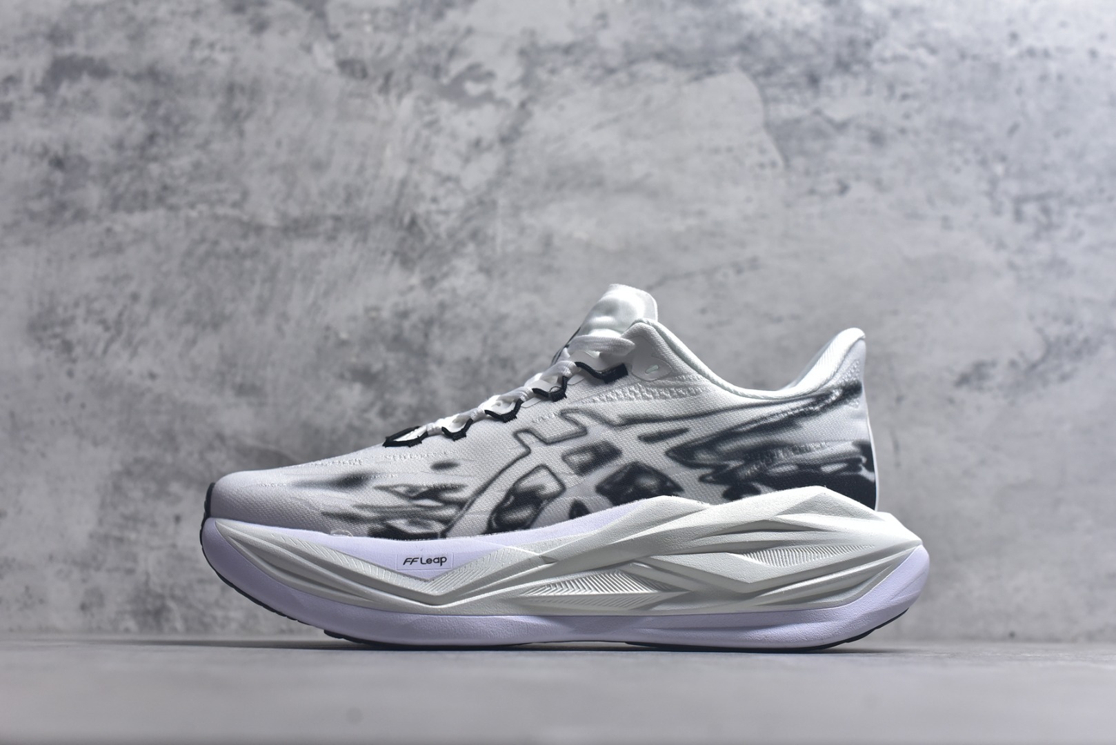 #Asics SuperBlast 3 轻量回弹舒适透气支撑跑步鞋 亚瑟士Superblast 3是一双无碳板全能超级训练鞋，核心升级为竞速级FF Leap中底，更软弹、更轻，能量回馈显著提升，适合轻松跑、长距离与快节奏训练。轻量工程网眼，按区域调整织法与孔径，兼顾透气与贴合。上层为竞速级FF Leap A-TPU超临界发泡材料，下层约10mmFF Blast Plus提供支撑与耐久。前掌ASICSGRIP抓地，后跟/外侧RF AHAR Lo耐磨。 货号：1013A177-002 尺码：36 37 37.5 38 39 39.5 40 40.5 41.5 42 42.5 43.5 44 44.5 45-选品中心