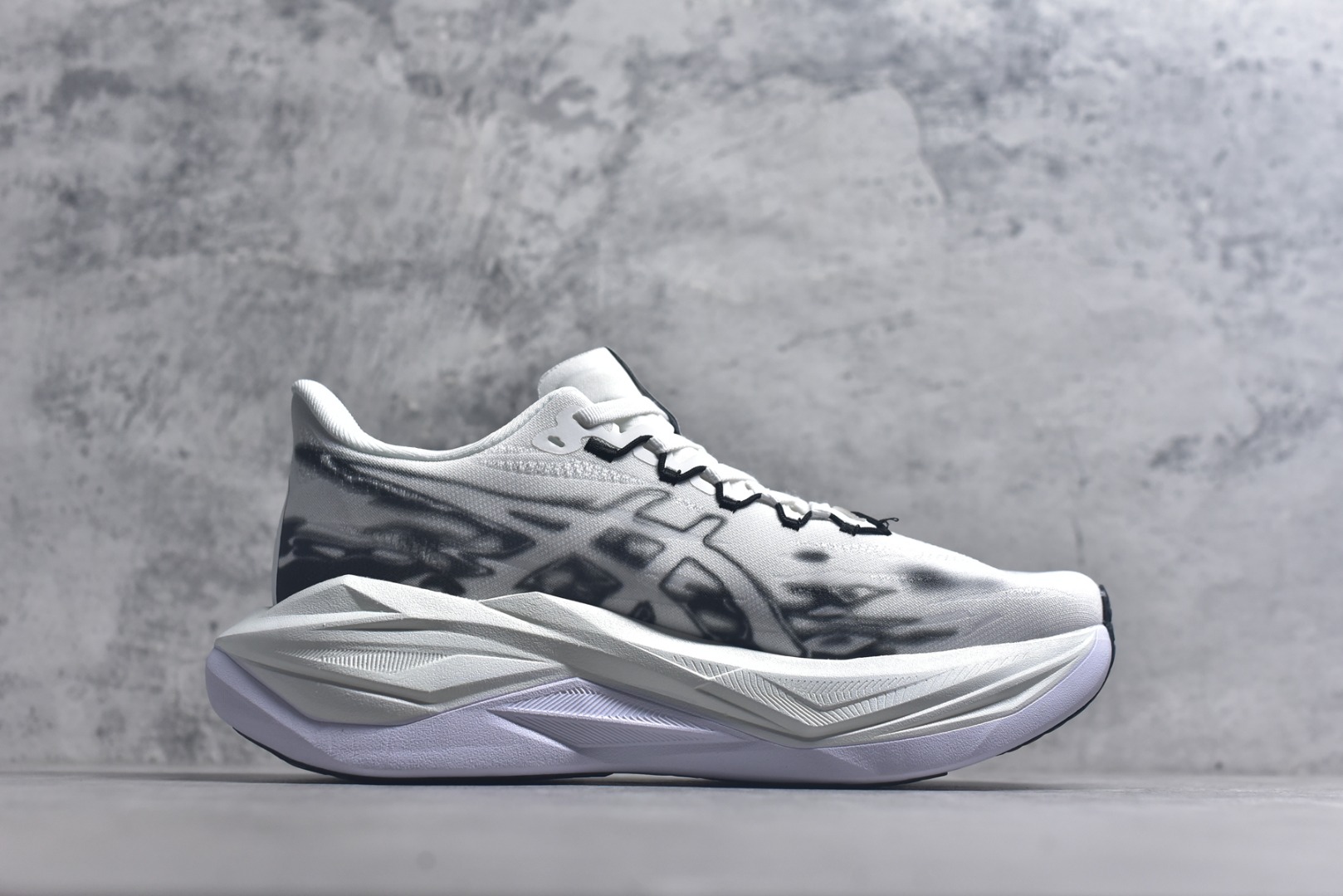 图片[3]-#Asics SuperBlast 3 轻量回弹舒适透气支撑跑步鞋 亚瑟士Superblast 3是一双无碳板全能超级训练鞋，核心升级为竞速级FF Leap中底，更软弹、更轻，能量回馈显著提升，适合轻松跑、长距离与快节奏训练。轻量工程网眼，按区域调整织法与孔径，兼顾透气与贴合。上层为竞速级FF Leap A-TPU超临界发泡材料，下层约10mmFF Blast Plus提供支撑与耐久。前掌ASICSGRIP抓地，后跟/外侧RF AHAR Lo耐磨。 货号：1013A177-002 尺码：36 37 37.5 38 39 39.5 40 40.5 41.5 42 42.5 43.5 44 44.5 45-选品中心