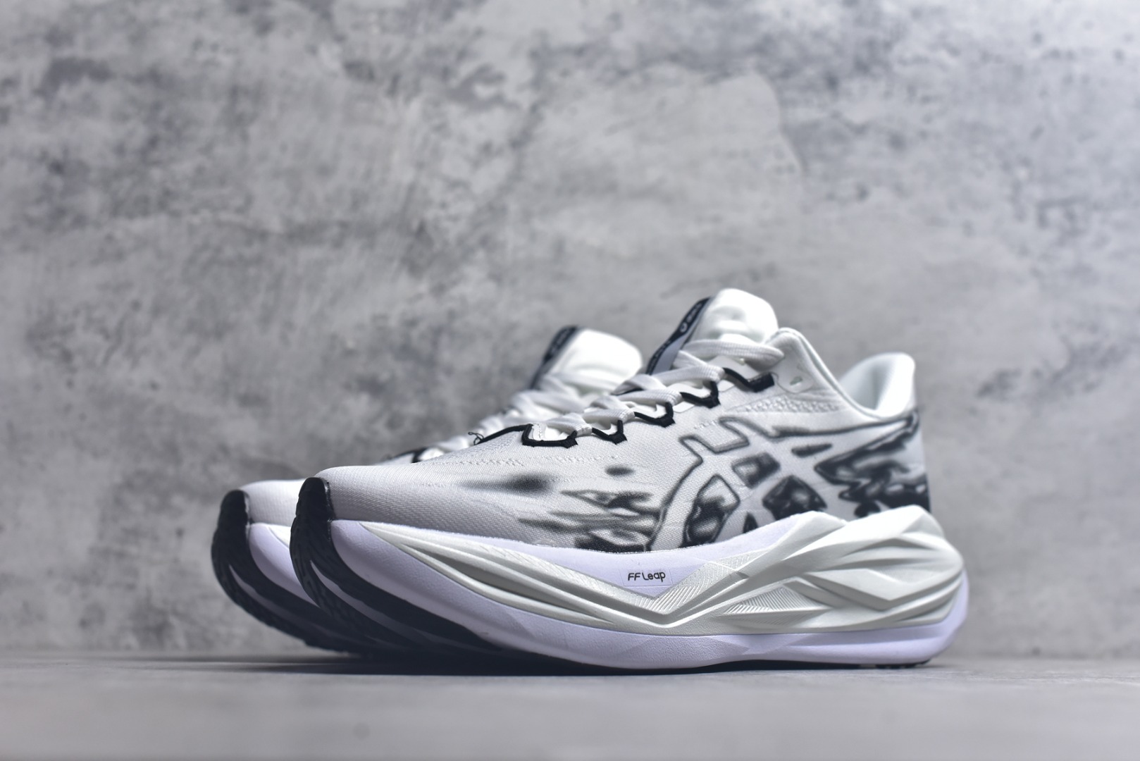 图片[2]-#Asics SuperBlast 3 轻量回弹舒适透气支撑跑步鞋 亚瑟士Superblast 3是一双无碳板全能超级训练鞋，核心升级为竞速级FF Leap中底，更软弹、更轻，能量回馈显著提升，适合轻松跑、长距离与快节奏训练。轻量工程网眼，按区域调整织法与孔径，兼顾透气与贴合。上层为竞速级FF Leap A-TPU超临界发泡材料，下层约10mmFF Blast Plus提供支撑与耐久。前掌ASICSGRIP抓地，后跟/外侧RF AHAR Lo耐磨。 货号：1013A177-002 尺码：36 37 37.5 38 39 39.5 40 40.5 41.5 42 42.5 43.5 44 44.5 45-选品中心