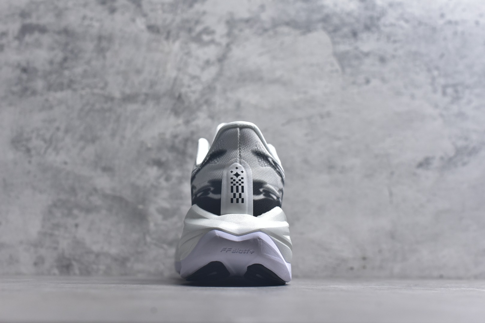 图片[5]-#Asics SuperBlast 3 轻量回弹舒适透气支撑跑步鞋 亚瑟士Superblast 3是一双无碳板全能超级训练鞋，核心升级为竞速级FF Leap中底，更软弹、更轻，能量回馈显著提升，适合轻松跑、长距离与快节奏训练。轻量工程网眼，按区域调整织法与孔径，兼顾透气与贴合。上层为竞速级FF Leap A-TPU超临界发泡材料，下层约10mmFF Blast Plus提供支撑与耐久。前掌ASICSGRIP抓地，后跟/外侧RF AHAR Lo耐磨。 货号：1013A177-002 尺码：36 37 37.5 38 39 39.5 40 40.5 41.5 42 42.5 43.5 44 44.5 45-选品中心