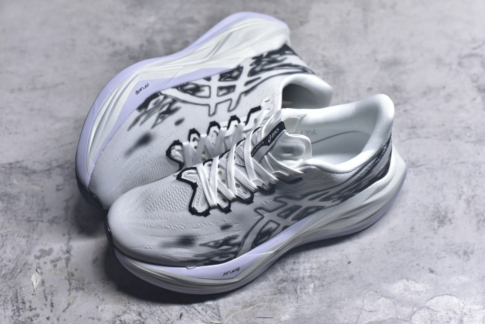 图片[7]-#Asics SuperBlast 3 轻量回弹舒适透气支撑跑步鞋 亚瑟士Superblast 3是一双无碳板全能超级训练鞋，核心升级为竞速级FF Leap中底，更软弹、更轻，能量回馈显著提升，适合轻松跑、长距离与快节奏训练。轻量工程网眼，按区域调整织法与孔径，兼顾透气与贴合。上层为竞速级FF Leap A-TPU超临界发泡材料，下层约10mmFF Blast Plus提供支撑与耐久。前掌ASICSGRIP抓地，后跟/外侧RF AHAR Lo耐磨。 货号：1013A177-002 尺码：36 37 37.5 38 39 39.5 40 40.5 41.5 42 42.5 43.5 44 44.5 45-选品中心