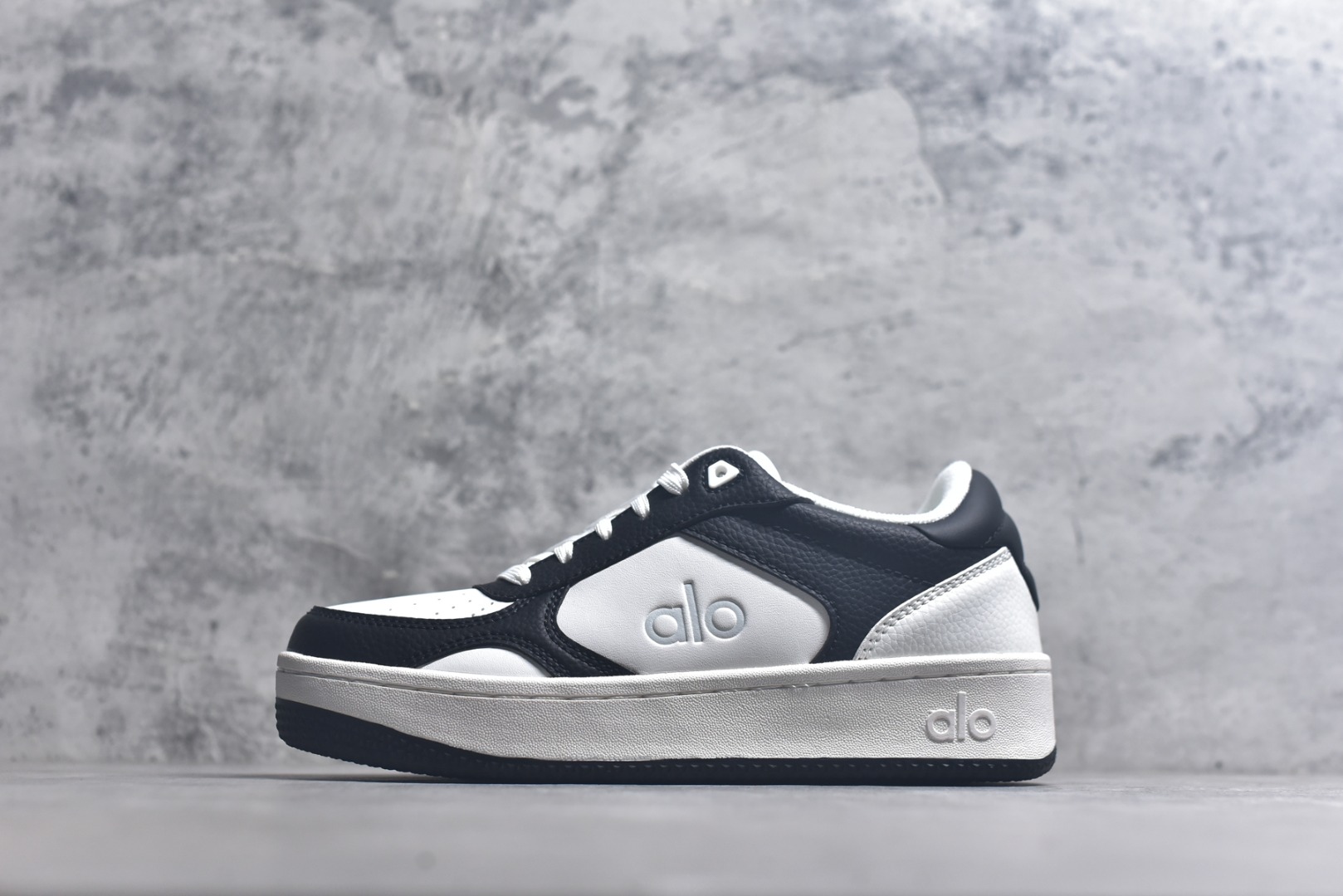 #Alo Yoga Recovery Mode 人气单品 舒适简约防滑耐磨低帮休闲板鞋 #Alo Yoga于2007年创立于洛杉矶，意在传播有意识的运动，同时激发人们的健康意识与创造力。品牌的核心理念在于制作能够带来完美体验的瑜伽服饰与功能性单品，让有意识的运动融入并改变生活。 尺码：36-45-选品中心