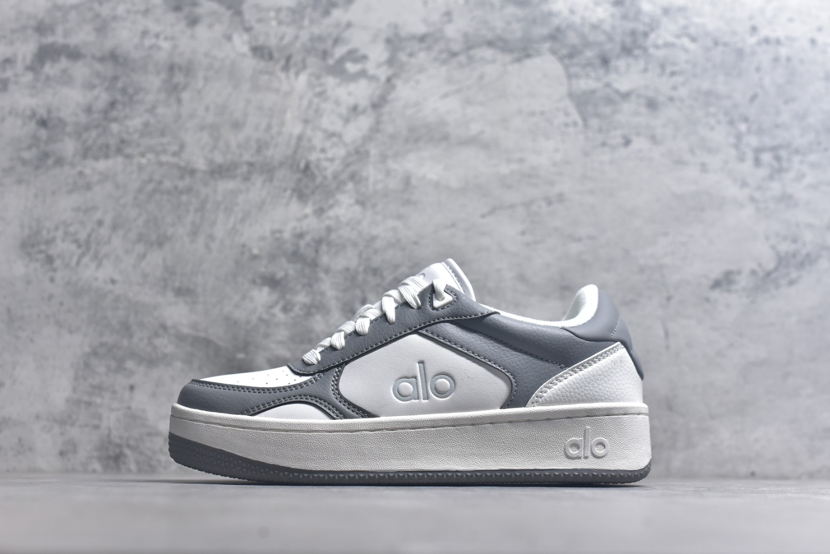 #Alo Yoga Recovery Mode 人气单品 舒适简约防滑耐磨低帮休闲板鞋 #Alo Yoga于2007年创立于洛杉矶，意在传播有意识的运动，同时激发人们的健康意识与创造力。品牌的核心理念在于制作能够带来完美体验的瑜伽服饰与功能性单品，让有意识的运动融入并改变生活。 尺码：36-45\