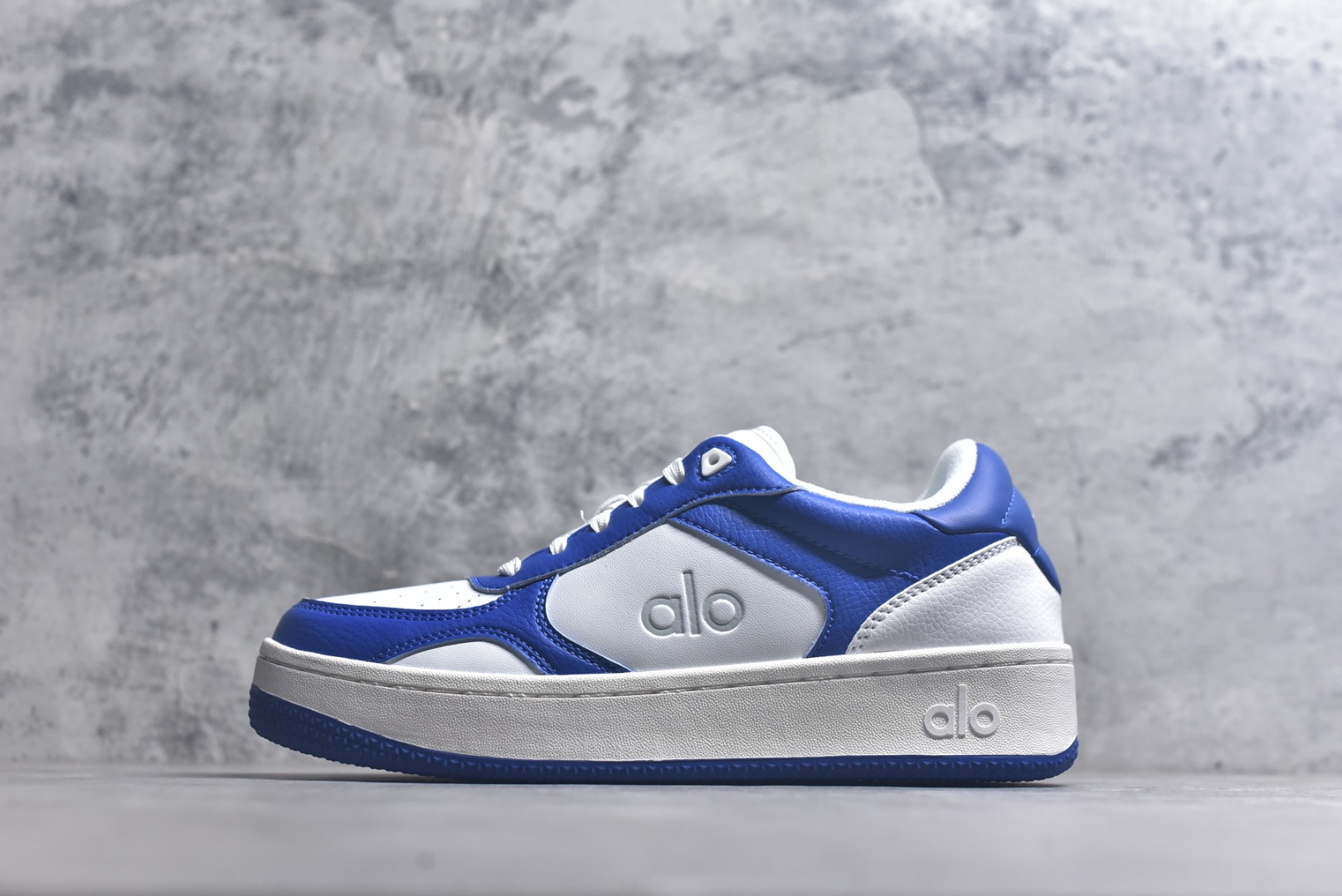 #Alo Yoga Recovery Mode 人气单品 舒适简约防滑耐磨低帮休闲板鞋 #Alo Yoga于2007年创立于洛杉矶，意在传播有意识的运动，同时激发人们的健康意识与创造力。品牌的核心理念在于制作能够带来完美体验的瑜伽服饰与功能性单品，让有意识的运动融入并改变生活。 尺码：36-45-选品中心