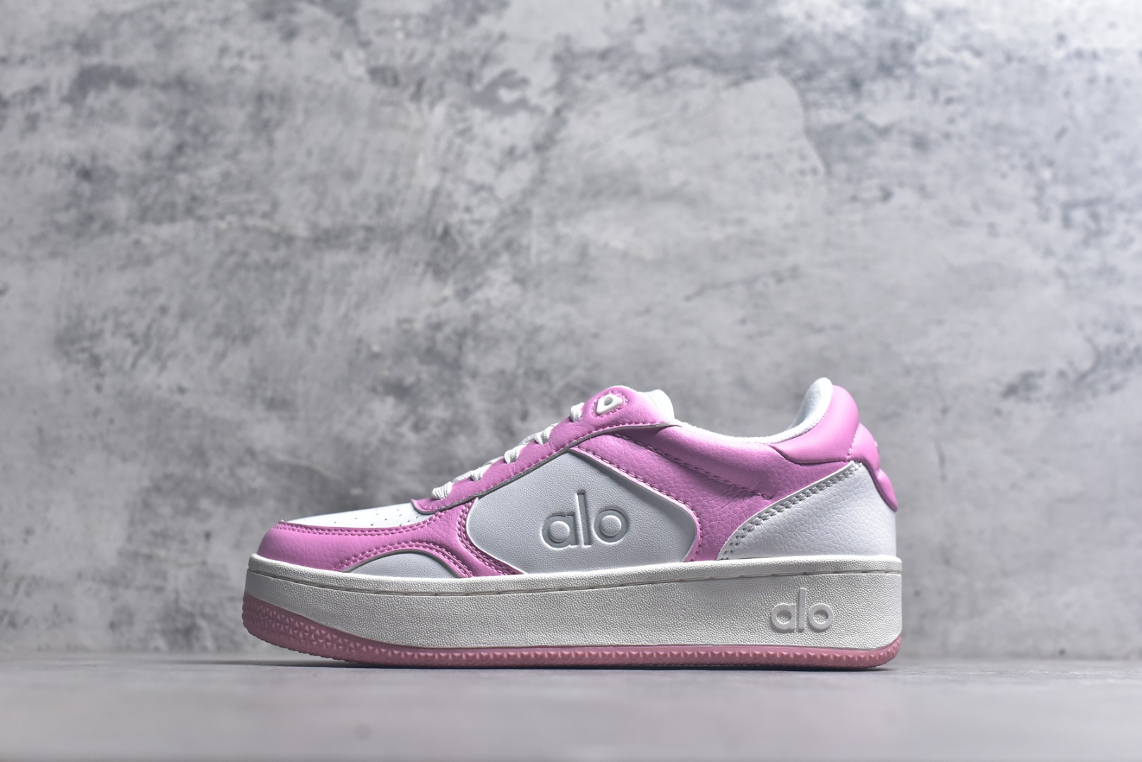 #Alo Yoga Recovery Mode 人气单品 舒适简约防滑耐磨低帮休闲板鞋 #Alo Yoga于2007年创立于洛杉矶，意在传播有意识的运动，同时激发人们的健康意识与创造力。品牌的核心理念在于制作能够带来完美体验的瑜伽服饰与功能性单品，让有意识的运动融入并改变生活。 尺码：36-45-选品中心