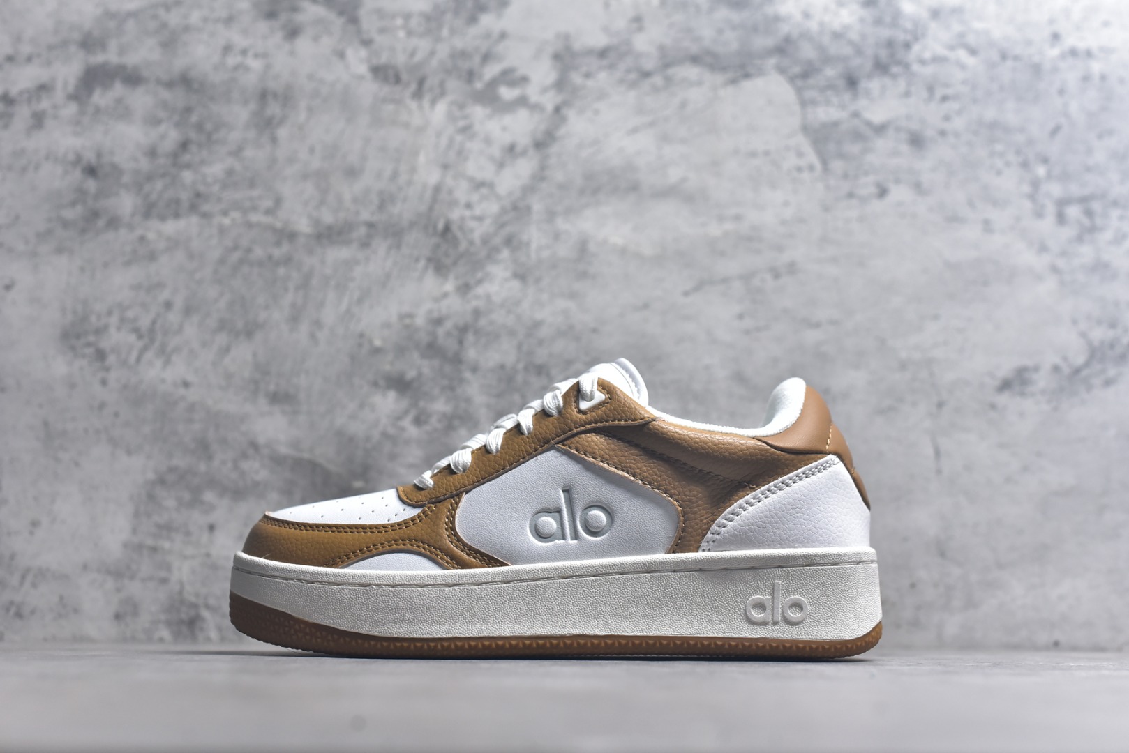 #Alo Yoga Recovery Mode 人气单品 舒适简约防滑耐磨低帮休闲板鞋 #Alo Yoga于2007年创立于洛杉矶，意在传播有意识的运动，同时激发人们的健康意识与创造力。品牌的核心理念在于制作能够带来完美体验的瑜伽服饰与功能性单品，让有意识的运动融入并改变生活。 尺码：36-45-选品中心