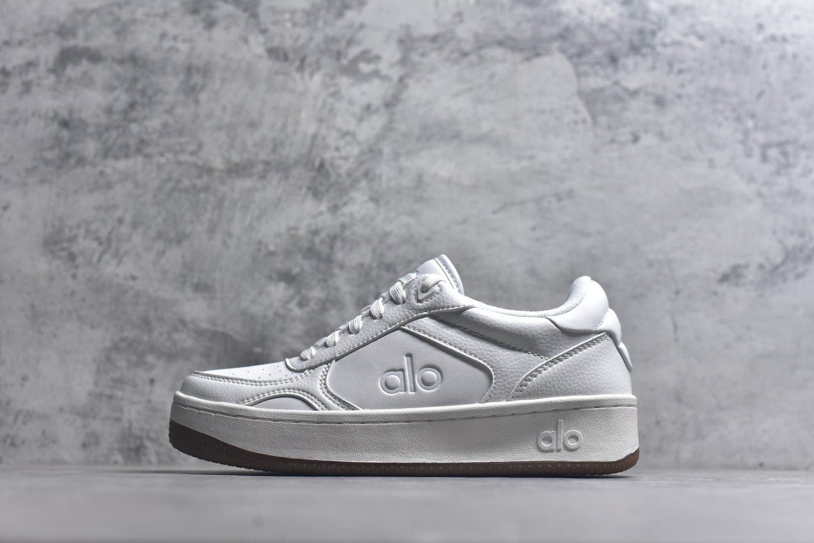 #Alo Yoga Recovery Mode 人气单品 舒适简约防滑耐磨低帮休闲板鞋 #Alo Yoga于2007年创立于洛杉矶，意在传播有意识的运动，同时激发人们的健康意识与创造力。品牌的核心理念在于制作能够带来完美体验的瑜伽服饰与功能性单品，让有意识的运动融入并改变生活。 尺码：36-45-选品中心