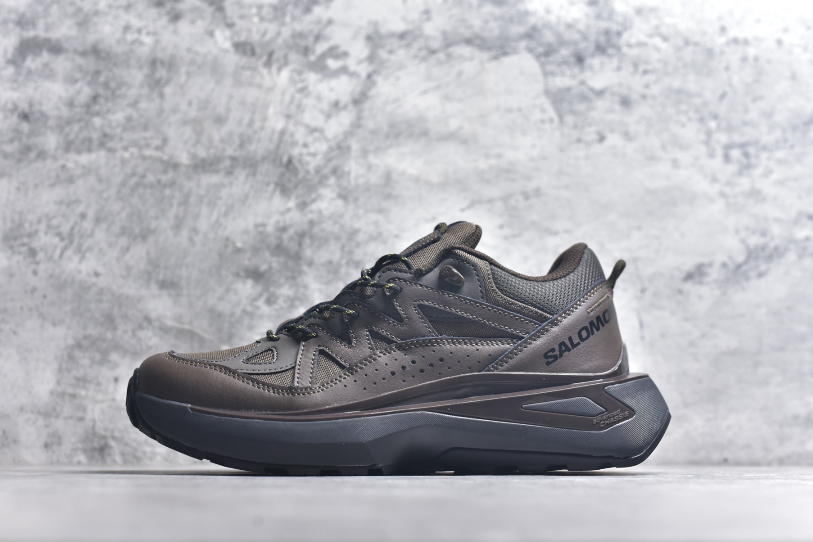 #雷军系列 SALOMON 萨洛蒙 ODYSSEY ELMT LOW舒适百搭减震防滑耐磨低帮休闲越野长跑城市通勤跑步鞋 雷军同款 SALOMON诞生于1947年的法国阿尔卑斯山区，全球知名的户外运动品牌。一直致力于推动滑雪、越野跑等山地运动的发展及产品的进步。其产品设计致力于追求创新和发掘产品的性能极限，帮助喜欢自由的人在山地间不断挑战自我。实拍调校N版已经零色差零失真 百分百还原实物色彩所见即所得 不存在货不对板色差等低级问题 选购参考实物拍摄 不混卖不参货 只用心做好货严格选品 承诺混一赔十 尺码：40 40.5 41 42 42.5 43 44 44.5 45 46-选品中心