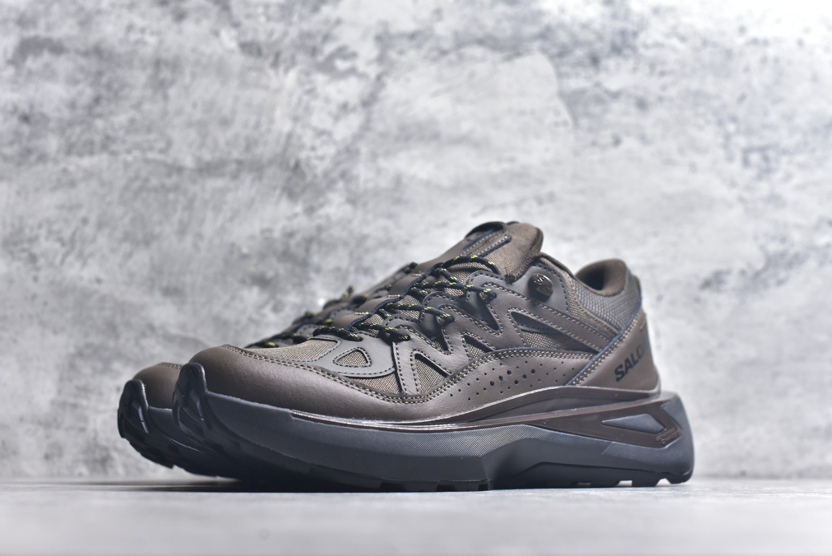 图片[2]-#雷军系列 SALOMON 萨洛蒙 ODYSSEY ELMT LOW舒适百搭减震防滑耐磨低帮休闲越野长跑城市通勤跑步鞋 雷军同款 SALOMON诞生于1947年的法国阿尔卑斯山区，全球知名的户外运动品牌。一直致力于推动滑雪、越野跑等山地运动的发展及产品的进步。其产品设计致力于追求创新和发掘产品的性能极限，帮助喜欢自由的人在山地间不断挑战自我。实拍调校N版已经零色差零失真 百分百还原实物色彩所见即所得 不存在货不对板色差等低级问题 选购参考实物拍摄 不混卖不参货 只用心做好货严格选品 承诺混一赔十 尺码：40 40.5 41 42 42.5 43 44 44.5 45 46-选品中心