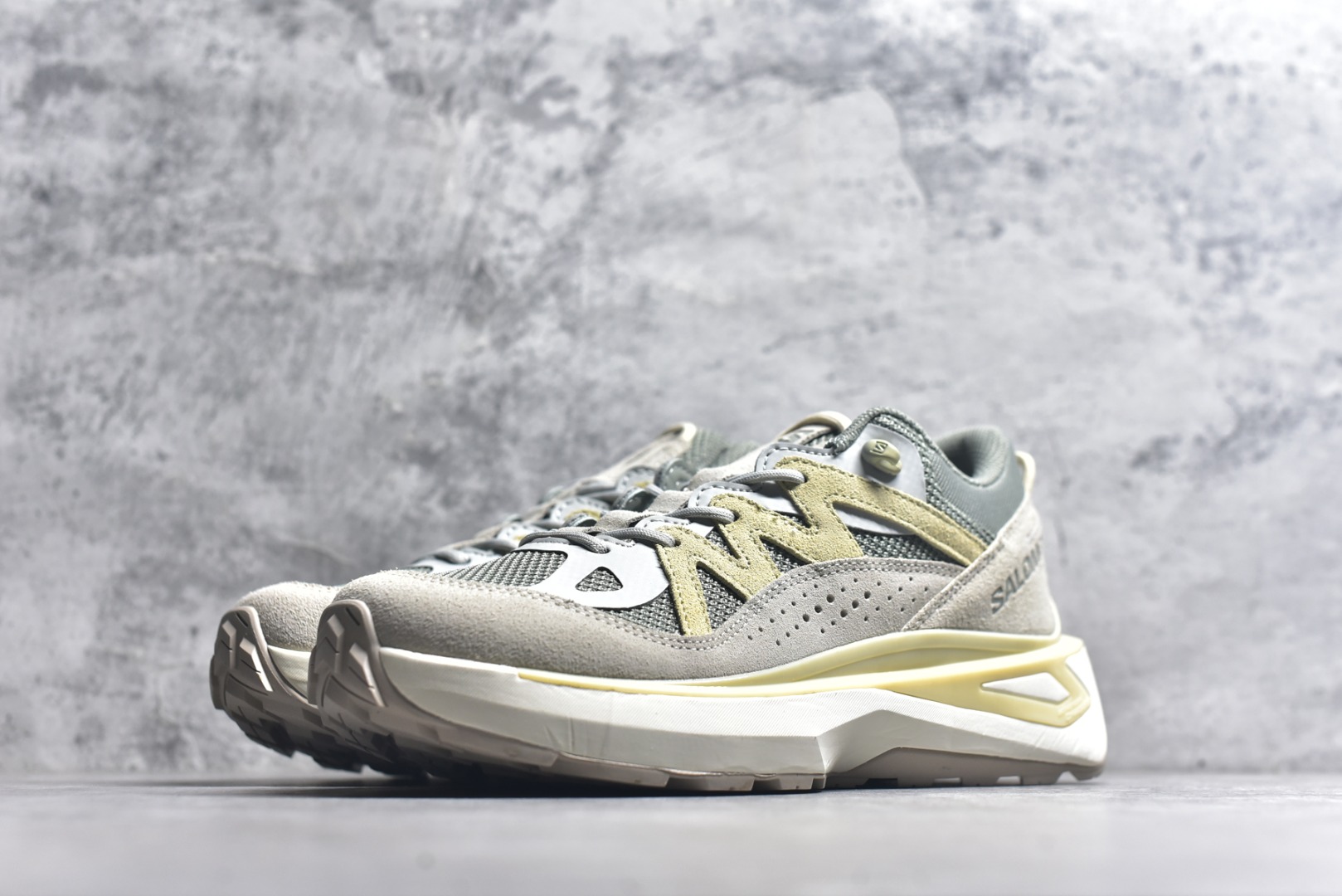 图片[2]-#雷军系列 SALOMON 萨洛蒙 ODYSSEY ELMT LOW舒适百搭减震防滑耐磨低帮休闲越野长跑城市通勤跑步鞋 雷军同款 SALOMON诞生于1947年的法国阿尔卑斯山区，全球知名的户外运动品牌。一直致力于推动滑雪、越野跑等山地运动的发展及产品的进步。其产品设计致力于追求创新和发掘产品的性能极限，帮助喜欢自由的人在山地间不断挑战自我。实拍调校N版已经零色差零失真 百分百还原实物色彩所见即所得 不存在货不对板色差等低级问题 选购参考实物拍摄 不混卖不参货 只用心做好货严格选品 承诺混一赔十 尺码：40 40.5 41 42 42.5 43 44 44.5 45 46-选品中心