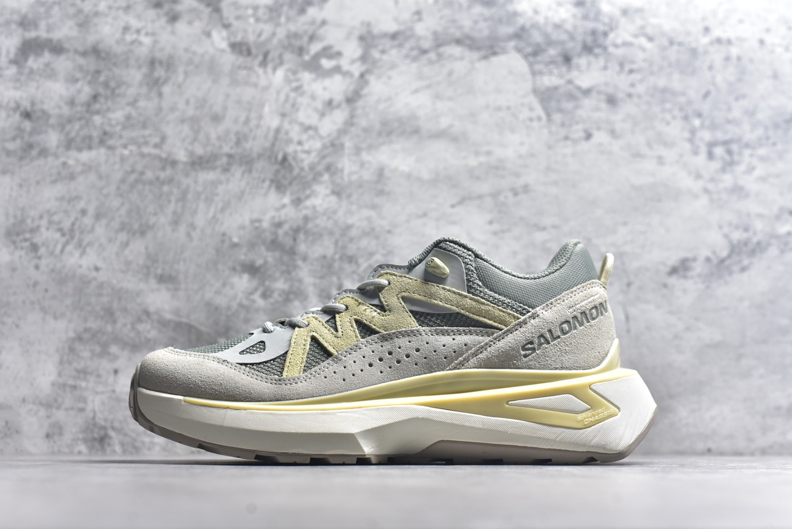 #雷军系列 SALOMON 萨洛蒙 ODYSSEY ELMT LOW舒适百搭减震防滑耐磨低帮休闲越野长跑城市通勤跑步鞋 雷军同款 SALOMON诞生于1947年的法国阿尔卑斯山区，全球知名的户外运动品牌。一直致力于推动滑雪、越野跑等山地运动的发展及产品的进步。其产品设计致力于追求创新和发掘产品的性能极限，帮助喜欢自由的人在山地间不断挑战自我。实拍调校N版已经零色差零失真 百分百还原实物色彩所见即所得 不存在货不对板色差等低级问题 选购参考实物拍摄 不混卖不参货 只用心做好货严格选品 承诺混一赔十 尺码：40 40.5 41 42 42.5 43 44 44.5 45 46-选品中心