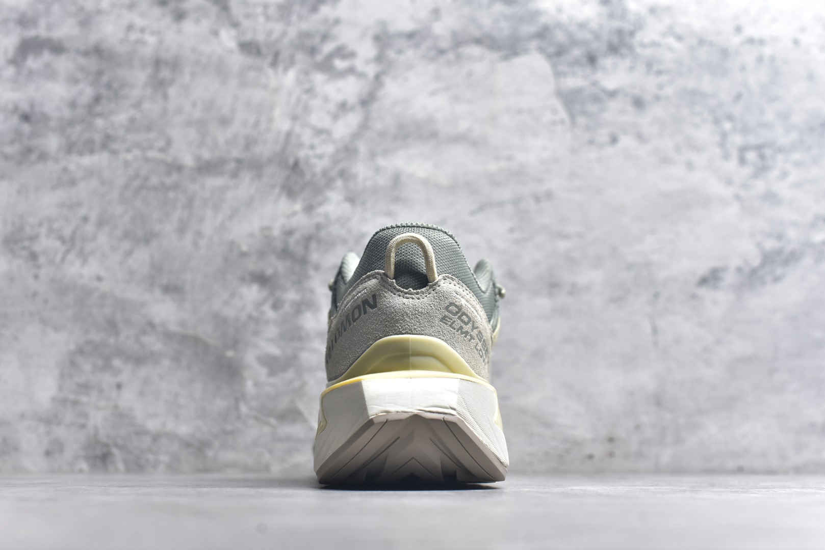 图片[5]-#雷军系列 SALOMON 萨洛蒙 ODYSSEY ELMT LOW舒适百搭减震防滑耐磨低帮休闲越野长跑城市通勤跑步鞋 雷军同款 SALOMON诞生于1947年的法国阿尔卑斯山区，全球知名的户外运动品牌。一直致力于推动滑雪、越野跑等山地运动的发展及产品的进步。其产品设计致力于追求创新和发掘产品的性能极限，帮助喜欢自由的人在山地间不断挑战自我。实拍调校N版已经零色差零失真 百分百还原实物色彩所见即所得 不存在货不对板色差等低级问题 选购参考实物拍摄 不混卖不参货 只用心做好货严格选品 承诺混一赔十 尺码：40 40.5 41 42 42.5 43 44 44.5 45 46-选品中心