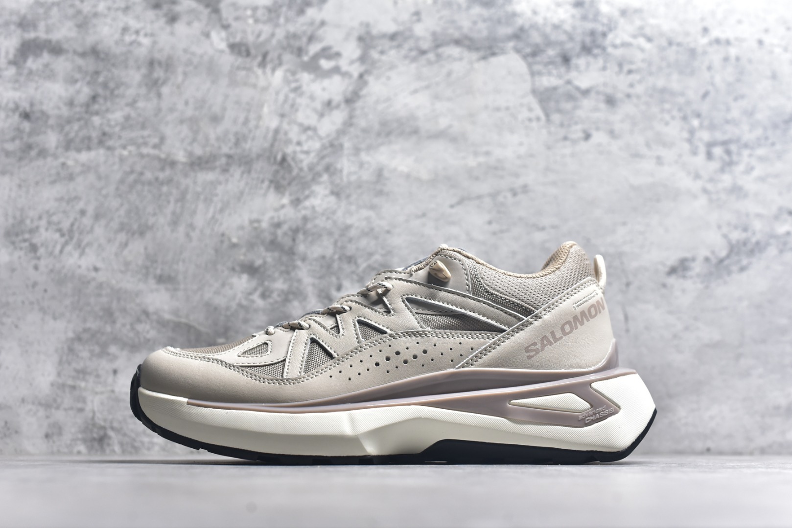 #雷军系列 SALOMON 萨洛蒙 ODYSSEY ELMT LOW舒适百搭减震防滑耐磨低帮休闲越野长跑城市通勤跑步鞋 雷军同款 SALOMON诞生于1947年的法国阿尔卑斯山区，全球知名的户外运动品牌。一直致力于推动滑雪、越野跑等山地运动的发展及产品的进步。其产品设计致力于追求创新和发掘产品的性能极限，帮助喜欢自由的人在山地间不断挑战自我。实拍调校N版已经零色差零失真 百分百还原实物色彩所见即所得 不存在货不对板色差等低级问题 选购参考实物拍摄 不混卖不参货 只用心做好货严格选品 承诺混一赔十 尺码：40 40.5 41 42 42.5 43 44 44.5 45 46-选品中心