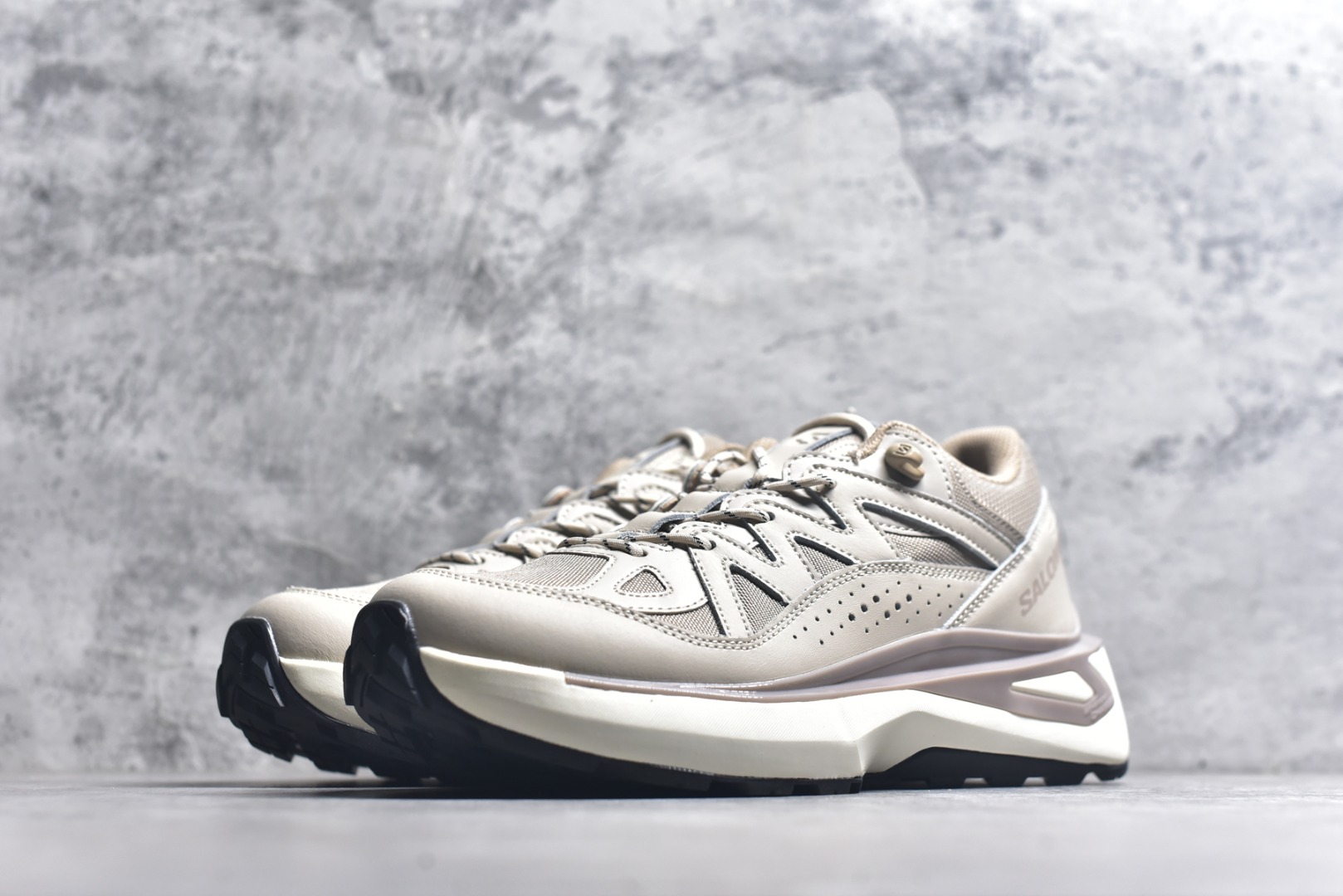 图片[2]-#雷军系列 SALOMON 萨洛蒙 ODYSSEY ELMT LOW舒适百搭减震防滑耐磨低帮休闲越野长跑城市通勤跑步鞋 雷军同款 SALOMON诞生于1947年的法国阿尔卑斯山区，全球知名的户外运动品牌。一直致力于推动滑雪、越野跑等山地运动的发展及产品的进步。其产品设计致力于追求创新和发掘产品的性能极限，帮助喜欢自由的人在山地间不断挑战自我。实拍调校N版已经零色差零失真 百分百还原实物色彩所见即所得 不存在货不对板色差等低级问题 选购参考实物拍摄 不混卖不参货 只用心做好货严格选品 承诺混一赔十 尺码：40 40.5 41 42 42.5 43 44 44.5 45 46-选品中心