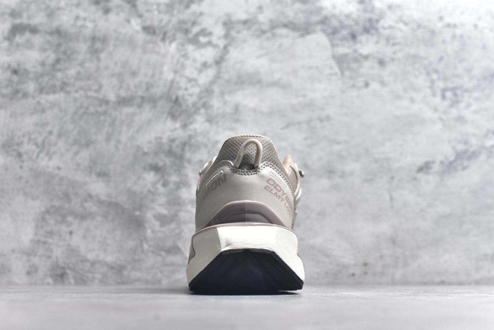 图片[5]-#雷军系列 SALOMON 萨洛蒙 ODYSSEY ELMT LOW舒适百搭减震防滑耐磨低帮休闲越野长跑城市通勤跑步鞋 雷军同款 SALOMON诞生于1947年的法国阿尔卑斯山区，全球知名的户外运动品牌。一直致力于推动滑雪、越野跑等山地运动的发展及产品的进步。其产品设计致力于追求创新和发掘产品的性能极限，帮助喜欢自由的人在山地间不断挑战自我。实拍调校N版已经零色差零失真 百分百还原实物色彩所见即所得 不存在货不对板色差等低级问题 选购参考实物拍摄 不混卖不参货 只用心做好货严格选品 承诺混一赔十 尺码：40 40.5 41 42 42.5 43 44 44.5 45 46-选品中心