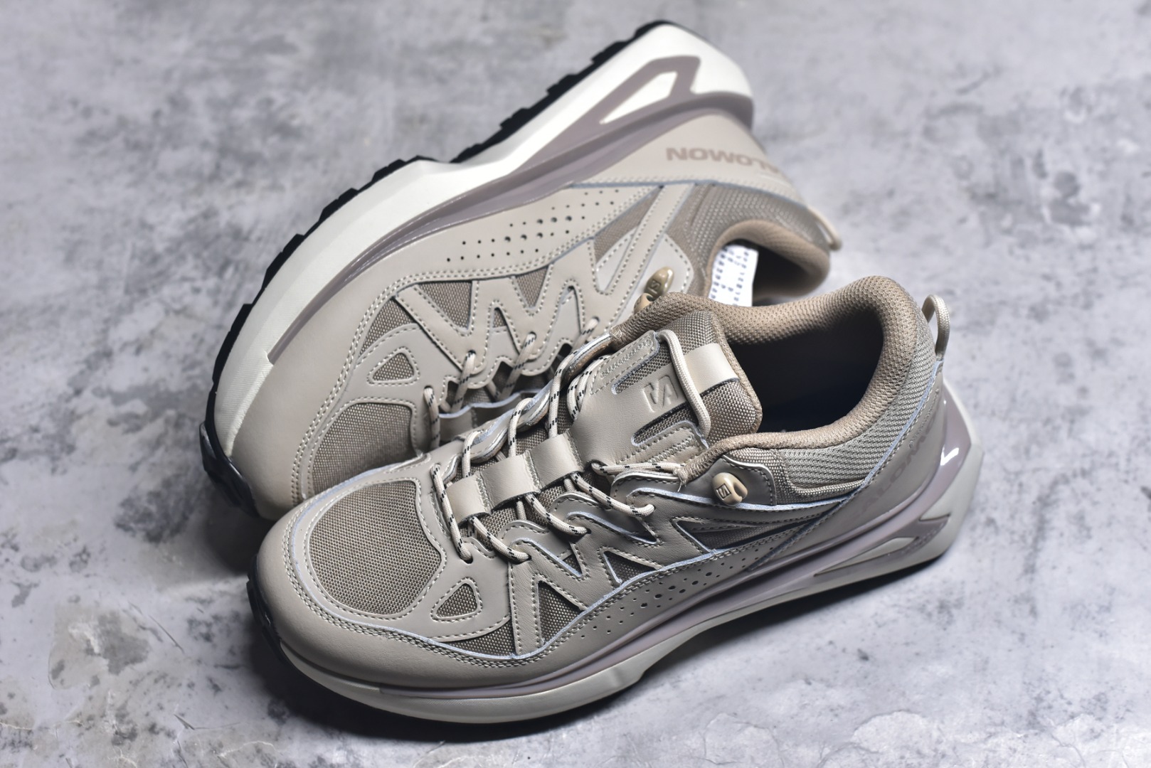 图片[7]-#雷军系列 SALOMON 萨洛蒙 ODYSSEY ELMT LOW舒适百搭减震防滑耐磨低帮休闲越野长跑城市通勤跑步鞋 雷军同款 SALOMON诞生于1947年的法国阿尔卑斯山区，全球知名的户外运动品牌。一直致力于推动滑雪、越野跑等山地运动的发展及产品的进步。其产品设计致力于追求创新和发掘产品的性能极限，帮助喜欢自由的人在山地间不断挑战自我。实拍调校N版已经零色差零失真 百分百还原实物色彩所见即所得 不存在货不对板色差等低级问题 选购参考实物拍摄 不混卖不参货 只用心做好货严格选品 承诺混一赔十 尺码：40 40.5 41 42 42.5 43 44 44.5 45 46-选品中心