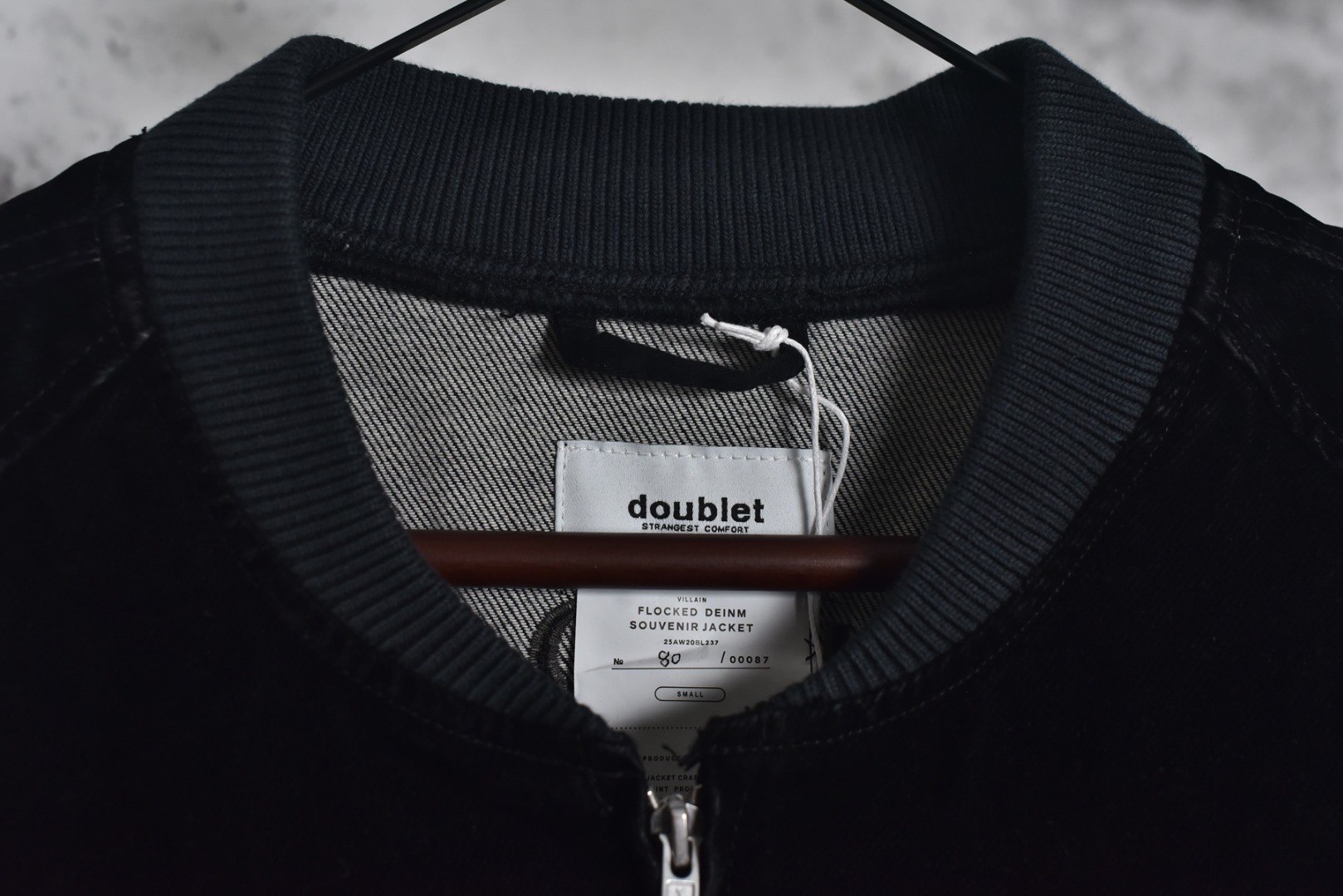 图片[5]-#Doublet 骷髅虎头蝙蝠袖夹克外套 购置原版开发，25年8月开发至今，巅峰重工代表作，超级稀有重工款，表层采用进口丹宁胚布覆满植绒涂层，触感如天鹅绒般舒适，经十余道做旧工艺，深度手工洗水成就Vintage肌理质感，呈现自然的复古褪色与柔软质感，田岛专机精密刺绣（前后幅满绣），图案立体，细节饱满，主标两侧保留设计线头，体现手工痕迹，口袋等部位采用手工缝线加固，全套定制五金配件，经洗水处理后色泽复古，宽松蝙蝠袖剪裁，包容性强，工艺复杂，产量极少，属于品牌代表性重工款式 尺码：S-L-选品中心