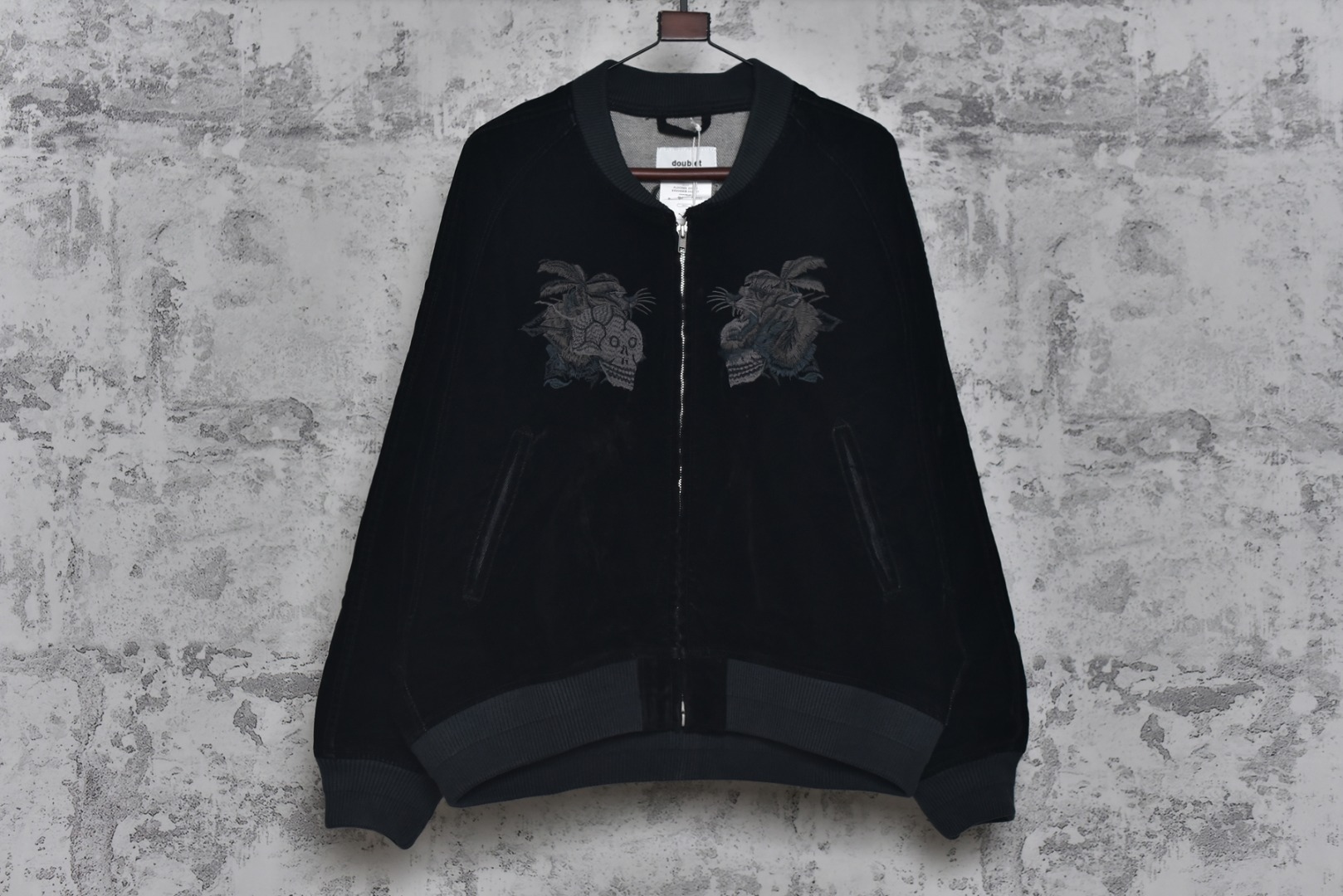 #Doublet 骷髅虎头蝙蝠袖夹克外套 购置原版开发，25年8月开发至今，巅峰重工代表作，超级稀有重工款，表层采用进口丹宁胚布覆满植绒涂层，触感如天鹅绒般舒适，经十余道做旧工艺，深度手工洗水成就Vintage肌理质感，呈现自然的复古褪色与柔软质感，田岛专机精密刺绣（前后幅满绣），图案立体，细节饱满，主标两侧保留设计线头，体现手工痕迹，口袋等部位采用手工缝线加固，全套定制五金配件，经洗水处理后色泽复古，宽松蝙蝠袖剪裁，包容性强，工艺复杂，产量极少，属于品牌代表性重工款式 尺码：S-L-选品中心