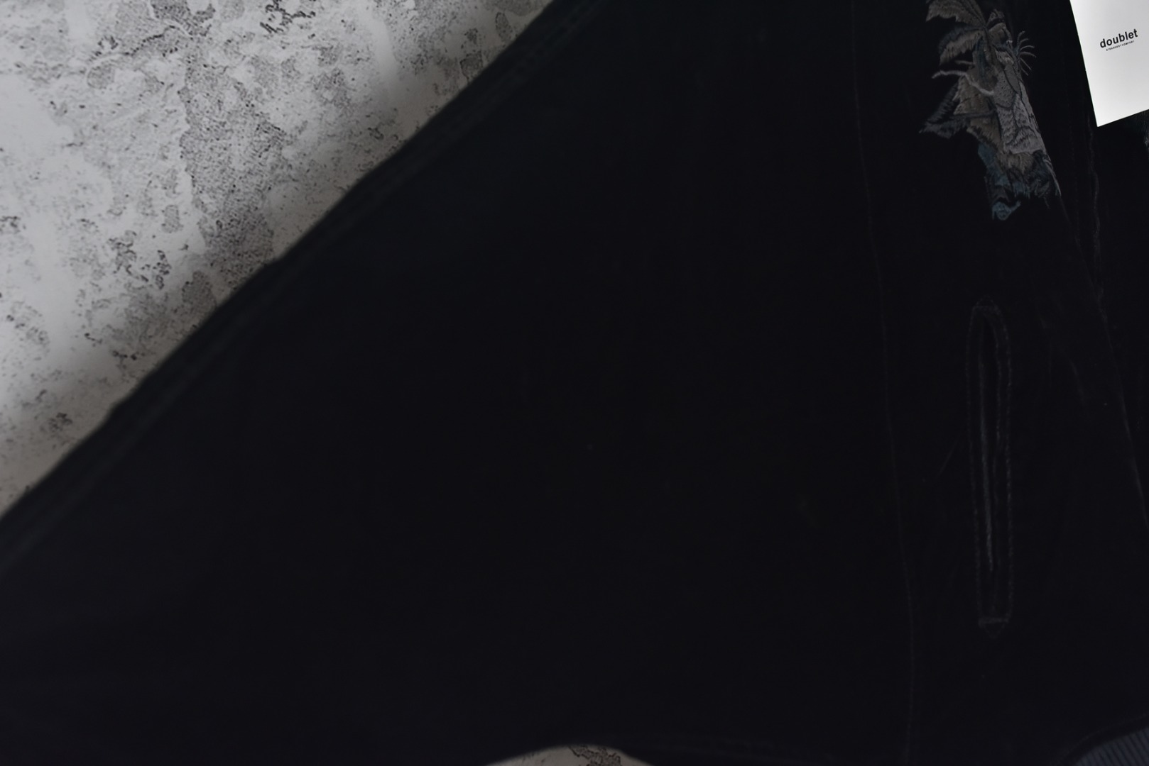 图片[6]-#Doublet 骷髅虎头蝙蝠袖夹克外套 购置原版开发，25年8月开发至今，巅峰重工代表作，超级稀有重工款，表层采用进口丹宁胚布覆满植绒涂层，触感如天鹅绒般舒适，经十余道做旧工艺，深度手工洗水成就Vintage肌理质感，呈现自然的复古褪色与柔软质感，田岛专机精密刺绣（前后幅满绣），图案立体，细节饱满，主标两侧保留设计线头，体现手工痕迹，口袋等部位采用手工缝线加固，全套定制五金配件，经洗水处理后色泽复古，宽松蝙蝠袖剪裁，包容性强，工艺复杂，产量极少，属于品牌代表性重工款式 尺码：S-L-选品中心