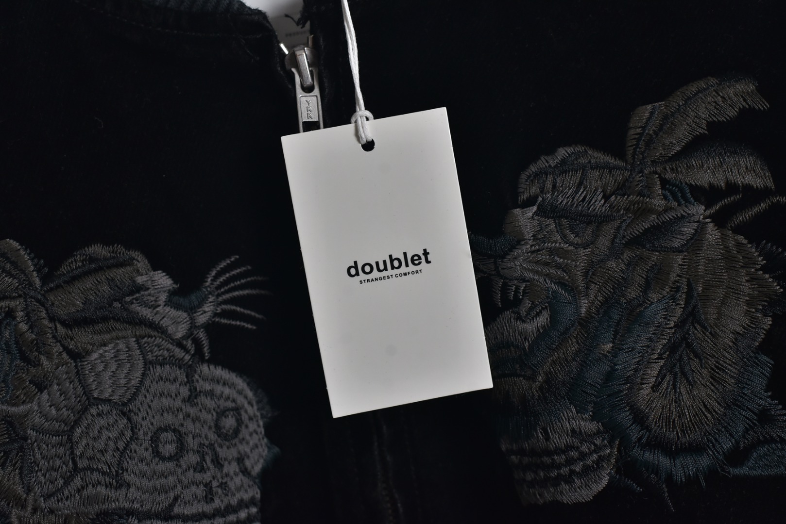 图片[4]-#Doublet 骷髅虎头蝙蝠袖夹克外套 购置原版开发，25年8月开发至今，巅峰重工代表作，超级稀有重工款，表层采用进口丹宁胚布覆满植绒涂层，触感如天鹅绒般舒适，经十余道做旧工艺，深度手工洗水成就Vintage肌理质感，呈现自然的复古褪色与柔软质感，田岛专机精密刺绣（前后幅满绣），图案立体，细节饱满，主标两侧保留设计线头，体现手工痕迹，口袋等部位采用手工缝线加固，全套定制五金配件，经洗水处理后色泽复古，宽松蝙蝠袖剪裁，包容性强，工艺复杂，产量极少，属于品牌代表性重工款式 尺码：S-L-选品中心