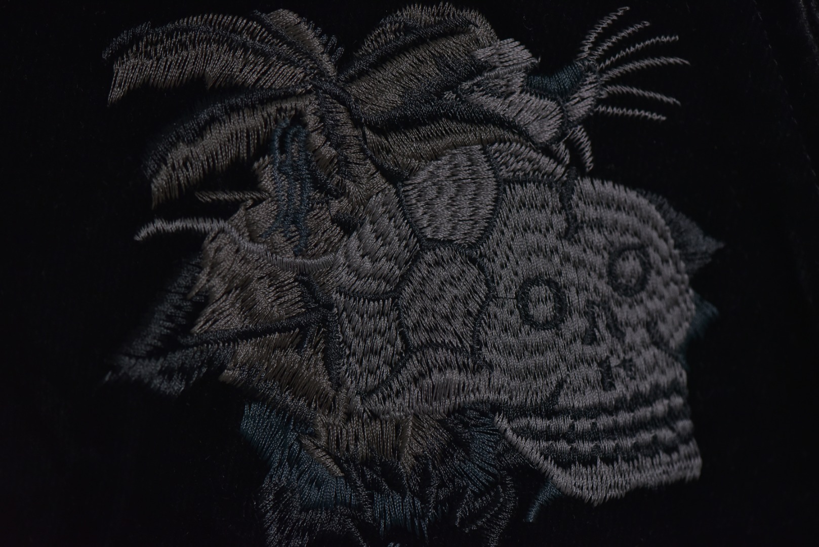 图片[3]-#Doublet 骷髅虎头蝙蝠袖夹克外套 购置原版开发，25年8月开发至今，巅峰重工代表作，超级稀有重工款，表层采用进口丹宁胚布覆满植绒涂层，触感如天鹅绒般舒适，经十余道做旧工艺，深度手工洗水成就Vintage肌理质感，呈现自然的复古褪色与柔软质感，田岛专机精密刺绣（前后幅满绣），图案立体，细节饱满，主标两侧保留设计线头，体现手工痕迹，口袋等部位采用手工缝线加固，全套定制五金配件，经洗水处理后色泽复古，宽松蝙蝠袖剪裁，包容性强，工艺复杂，产量极少，属于品牌代表性重工款式 尺码：S-L-选品中心