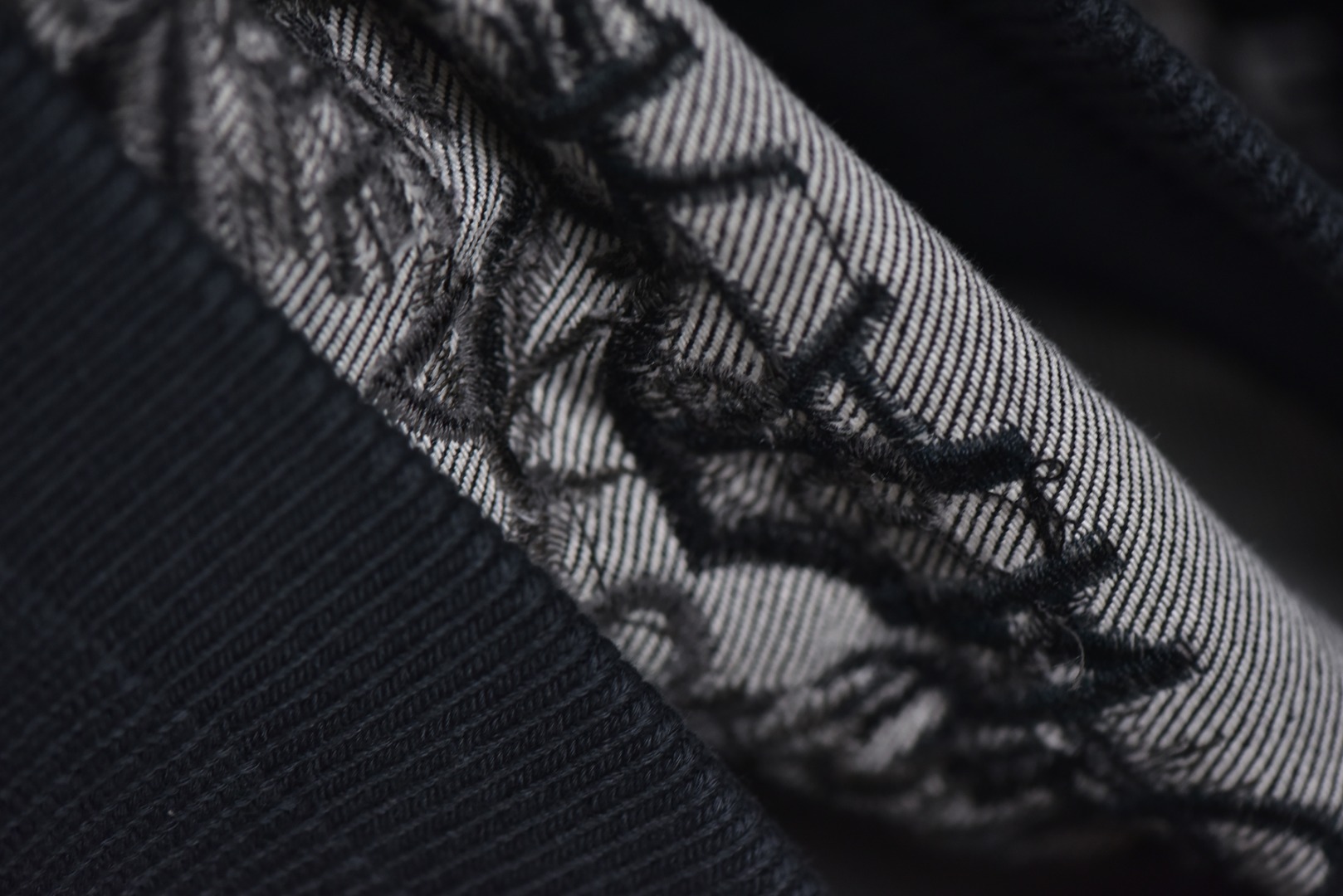 图片[9]-#Doublet 骷髅虎头蝙蝠袖夹克外套 购置原版开发，25年8月开发至今，巅峰重工代表作，超级稀有重工款，表层采用进口丹宁胚布覆满植绒涂层，触感如天鹅绒般舒适，经十余道做旧工艺，深度手工洗水成就Vintage肌理质感，呈现自然的复古褪色与柔软质感，田岛专机精密刺绣（前后幅满绣），图案立体，细节饱满，主标两侧保留设计线头，体现手工痕迹，口袋等部位采用手工缝线加固，全套定制五金配件，经洗水处理后色泽复古，宽松蝙蝠袖剪裁，包容性强，工艺复杂，产量极少，属于品牌代表性重工款式 尺码：S-L-选品中心