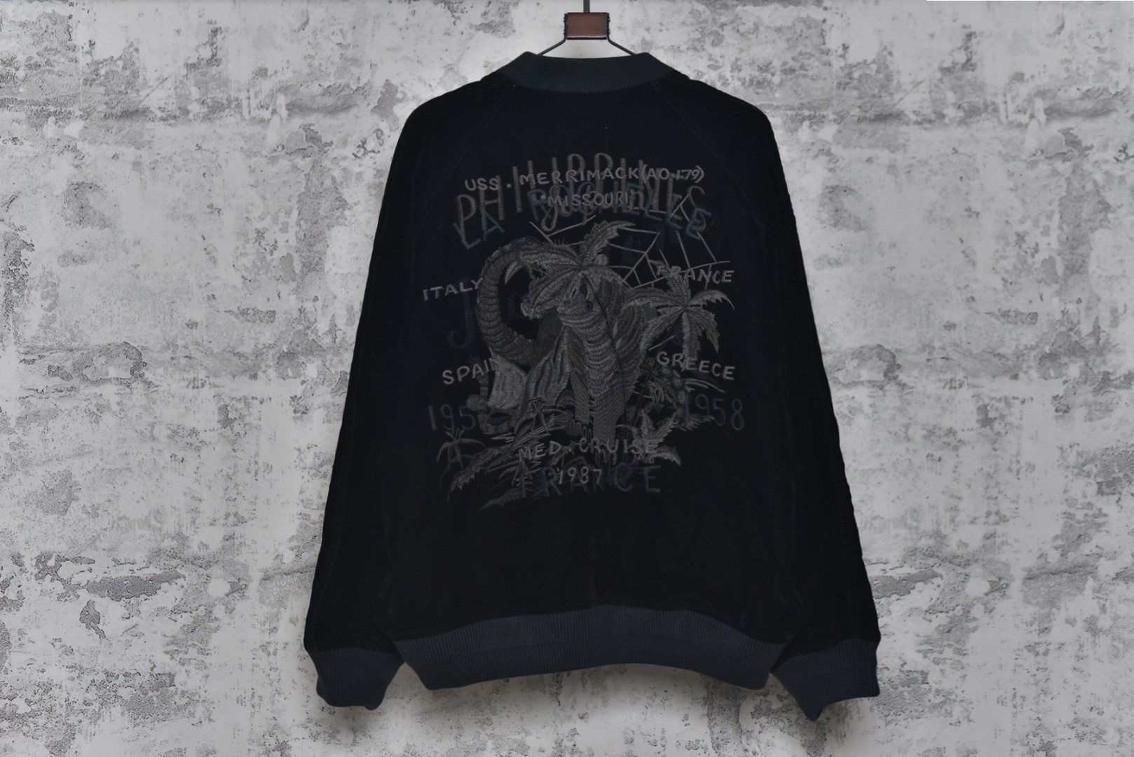 图片[2]-#Doublet 骷髅虎头蝙蝠袖夹克外套 购置原版开发，25年8月开发至今，巅峰重工代表作，超级稀有重工款，表层采用进口丹宁胚布覆满植绒涂层，触感如天鹅绒般舒适，经十余道做旧工艺，深度手工洗水成就Vintage肌理质感，呈现自然的复古褪色与柔软质感，田岛专机精密刺绣（前后幅满绣），图案立体，细节饱满，主标两侧保留设计线头，体现手工痕迹，口袋等部位采用手工缝线加固，全套定制五金配件，经洗水处理后色泽复古，宽松蝙蝠袖剪裁，包容性强，工艺复杂，产量极少，属于品牌代表性重工款式 尺码：S-L-选品中心