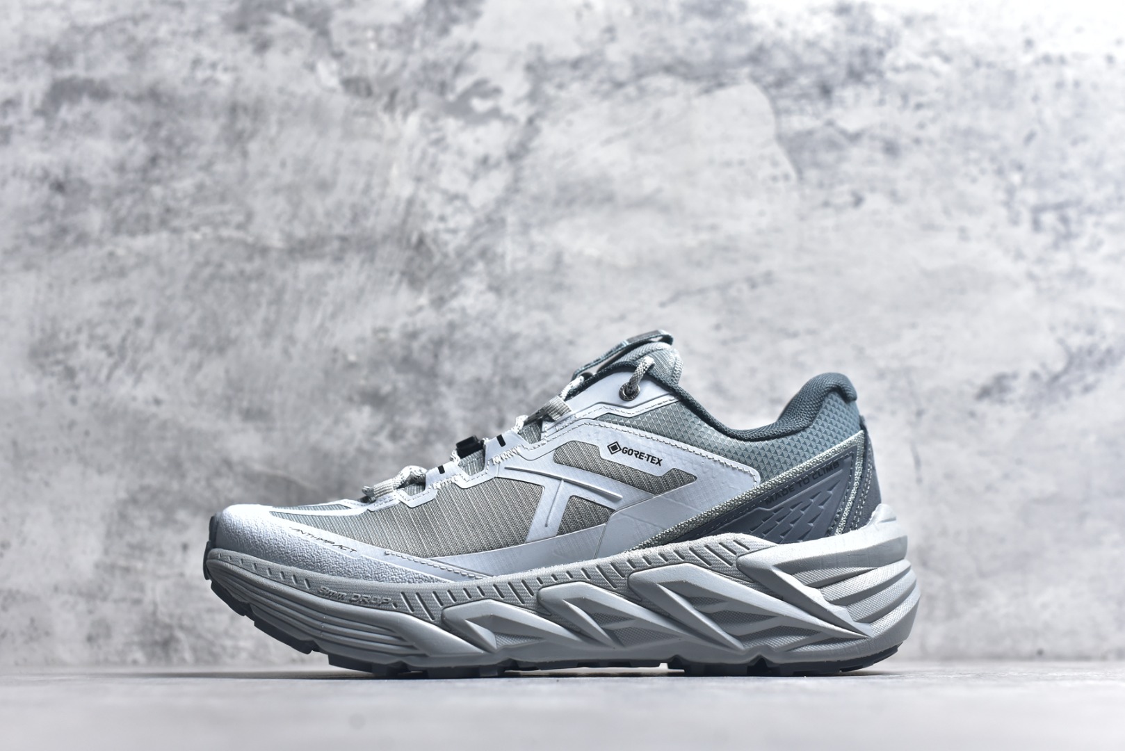 #【原装公司级 KAILAS 山行-2 GTX 户外越野鞋】 热门爆款 鞋面主体采用梭织布 内里搭配GTX防水内靴 防水性能高 包裹性强 Vibram Megagrip大底支撑超强抓地及耐磨性 专为户外而生 尺码：36-45-选品中心