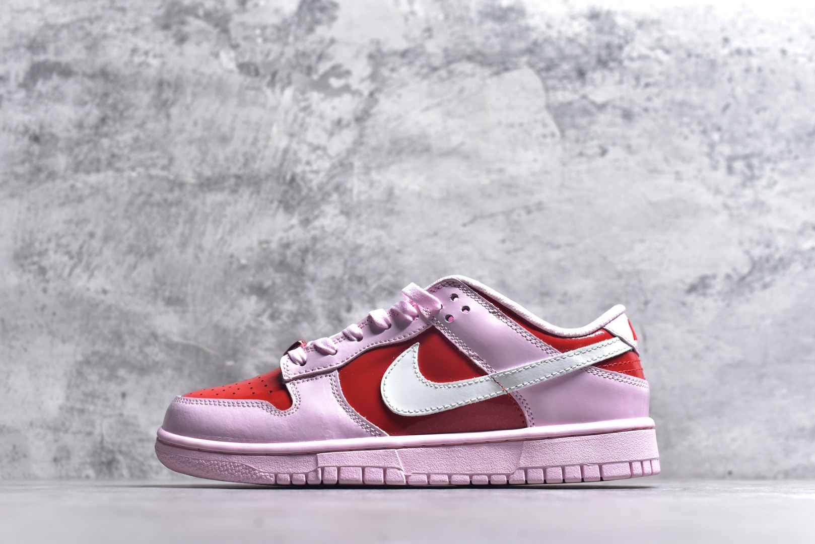 #Nike NIKE DUNK LOW BG 情人节限定 耐克休闲板鞋 原装头层材料 用料绝不含糊 独家版型蒸餾加工帶來的是更好的视觉和脚感体验 清洁度 电绣工艺 皮料切割干净无任何毛边 细节完美 尺码：36-45（半）-选品中心