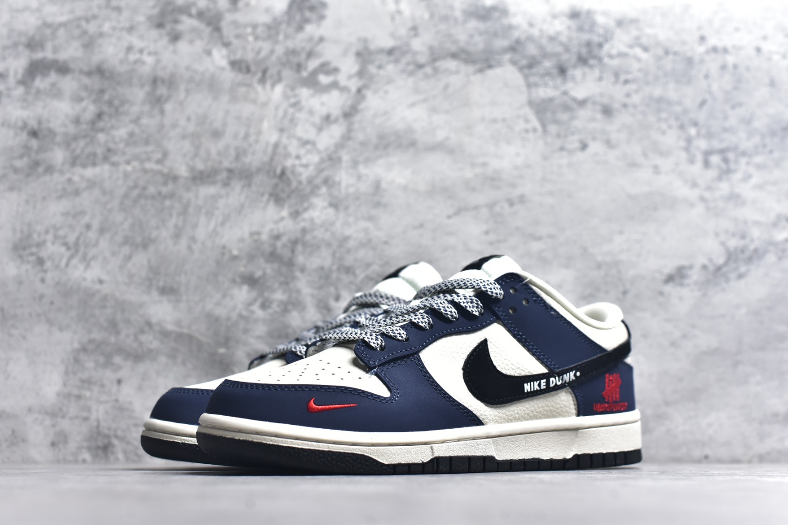 图片[2]-#Nike SB Dunk Low“UNDEFEATED——海军蓝“ 海军蓝与米白撞色拼接，复古街头感拉满 侧边迷你红勾+「NIKE DUNK」字样，细节暗藏辨识度，后跟五道杠标识，致敬经典联名血统。 ▪高端定制 低帮休闲板鞋 定制鞋盒 大厂纯原品质出货 超高清洁度 皮料切割干净无任何毛边 细节完美 尺码： 36 36.5 37.5 38 38.5 39 40 40.5 41 42 42.5 43 44 44.5 45-选品中心
