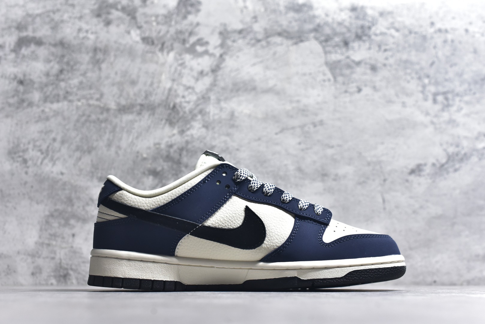 图片[3]-#Nike SB Dunk Low“UNDEFEATED——海军蓝“ 海军蓝与米白撞色拼接，复古街头感拉满 侧边迷你红勾+「NIKE DUNK」字样，细节暗藏辨识度，后跟五道杠标识，致敬经典联名血统。 ▪高端定制 低帮休闲板鞋 定制鞋盒 大厂纯原品质出货 超高清洁度 皮料切割干净无任何毛边 细节完美 尺码： 36 36.5 37.5 38 38.5 39 40 40.5 41 42 42.5 43 44 44.5 45-选品中心