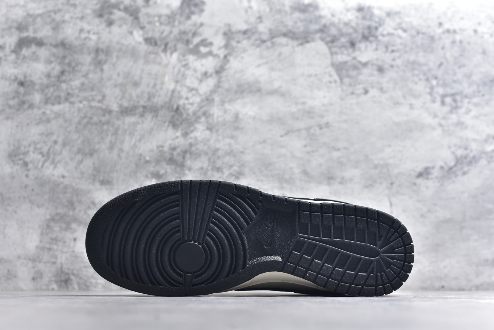 图片[6]-#Nike SB Dunk Low“UNDEFEATED——海军蓝“ 海军蓝与米白撞色拼接，复古街头感拉满 侧边迷你红勾+「NIKE DUNK」字样，细节暗藏辨识度，后跟五道杠标识，致敬经典联名血统。 ▪高端定制 低帮休闲板鞋 定制鞋盒 大厂纯原品质出货 超高清洁度 皮料切割干净无任何毛边 细节完美 尺码： 36 36.5 37.5 38 38.5 39 40 40.5 41 42 42.5 43 44 44.5 45-选品中心