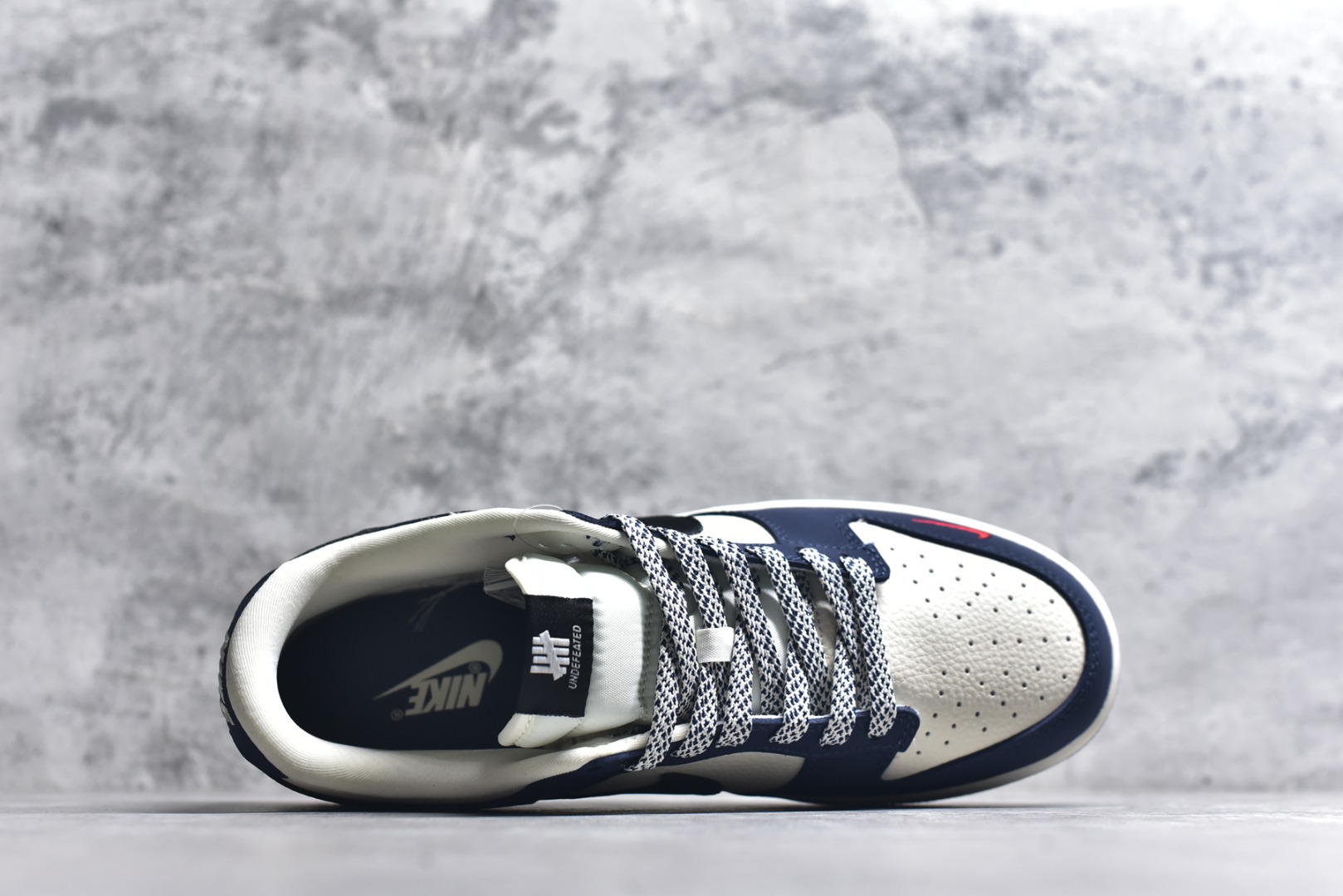 图片[4]-#Nike SB Dunk Low“UNDEFEATED——海军蓝“ 海军蓝与米白撞色拼接，复古街头感拉满 侧边迷你红勾+「NIKE DUNK」字样，细节暗藏辨识度，后跟五道杠标识，致敬经典联名血统。 ▪高端定制 低帮休闲板鞋 定制鞋盒 大厂纯原品质出货 超高清洁度 皮料切割干净无任何毛边 细节完美 尺码： 36 36.5 37.5 38 38.5 39 40 40.5 41 42 42.5 43 44 44.5 45-选品中心