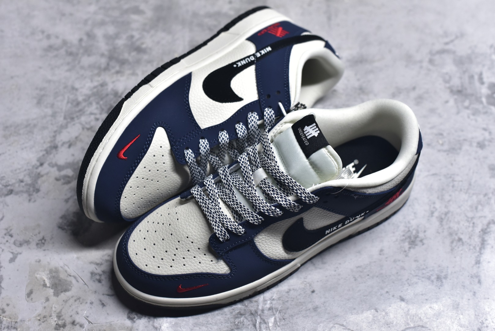 图片[7]-#Nike SB Dunk Low“UNDEFEATED——海军蓝“ 海军蓝与米白撞色拼接，复古街头感拉满 侧边迷你红勾+「NIKE DUNK」字样，细节暗藏辨识度，后跟五道杠标识，致敬经典联名血统。 ▪高端定制 低帮休闲板鞋 定制鞋盒 大厂纯原品质出货 超高清洁度 皮料切割干净无任何毛边 细节完美 尺码： 36 36.5 37.5 38 38.5 39 40 40.5 41 42 42.5 43 44 44.5 45-选品中心