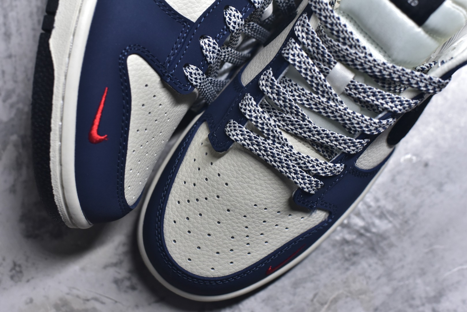 图片[8]-#Nike SB Dunk Low“UNDEFEATED——海军蓝“ 海军蓝与米白撞色拼接，复古街头感拉满 侧边迷你红勾+「NIKE DUNK」字样，细节暗藏辨识度，后跟五道杠标识，致敬经典联名血统。 ▪高端定制 低帮休闲板鞋 定制鞋盒 大厂纯原品质出货 超高清洁度 皮料切割干净无任何毛边 细节完美 尺码： 36 36.5 37.5 38 38.5 39 40 40.5 41 42 42.5 43 44 44.5 45-选品中心