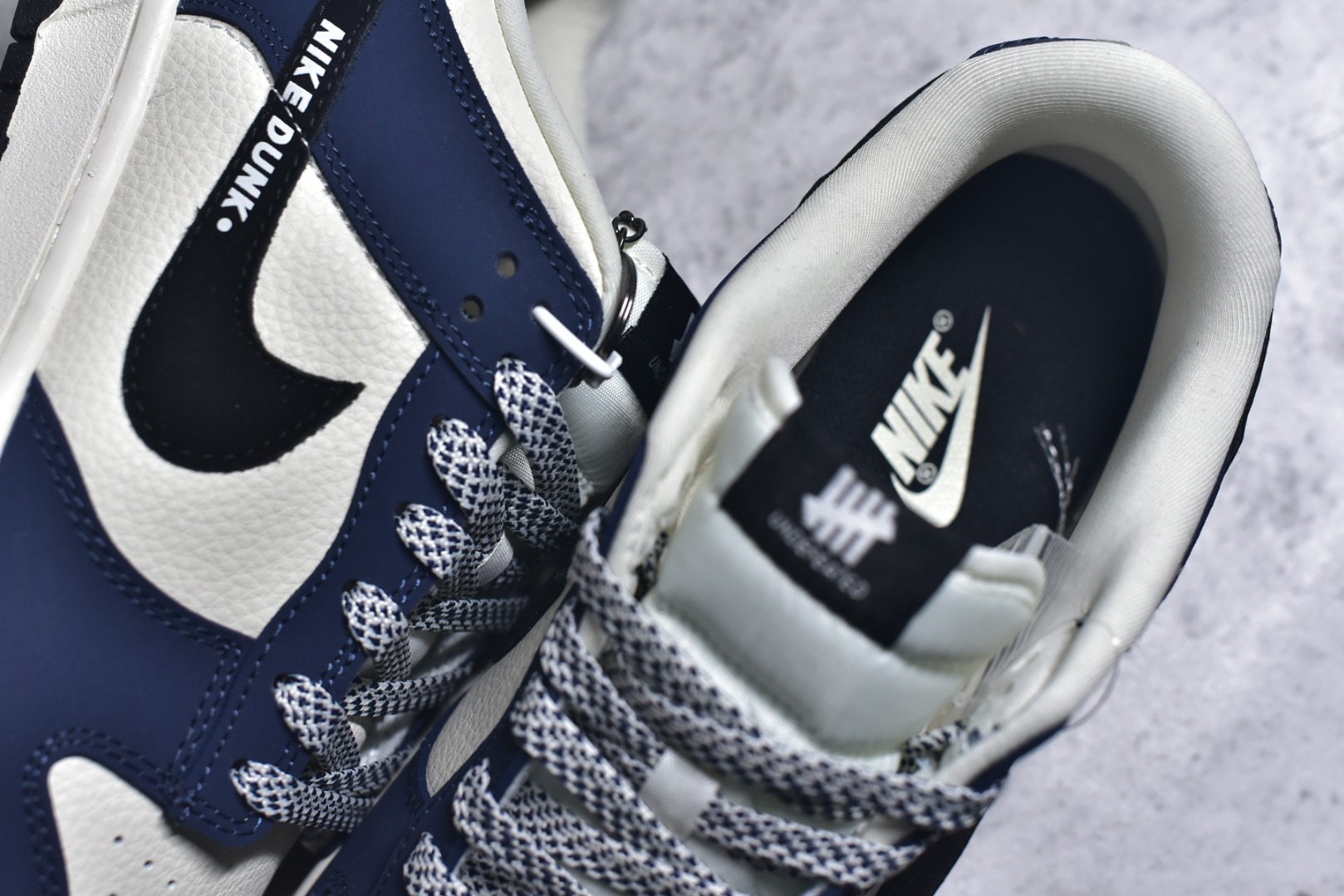 图片[9]-#Nike SB Dunk Low“UNDEFEATED——海军蓝“ 海军蓝与米白撞色拼接，复古街头感拉满 侧边迷你红勾+「NIKE DUNK」字样，细节暗藏辨识度，后跟五道杠标识，致敬经典联名血统。 ▪高端定制 低帮休闲板鞋 定制鞋盒 大厂纯原品质出货 超高清洁度 皮料切割干净无任何毛边 细节完美 尺码： 36 36.5 37.5 38 38.5 39 40 40.5 41 42 42.5 43 44 44.5 45-选品中心